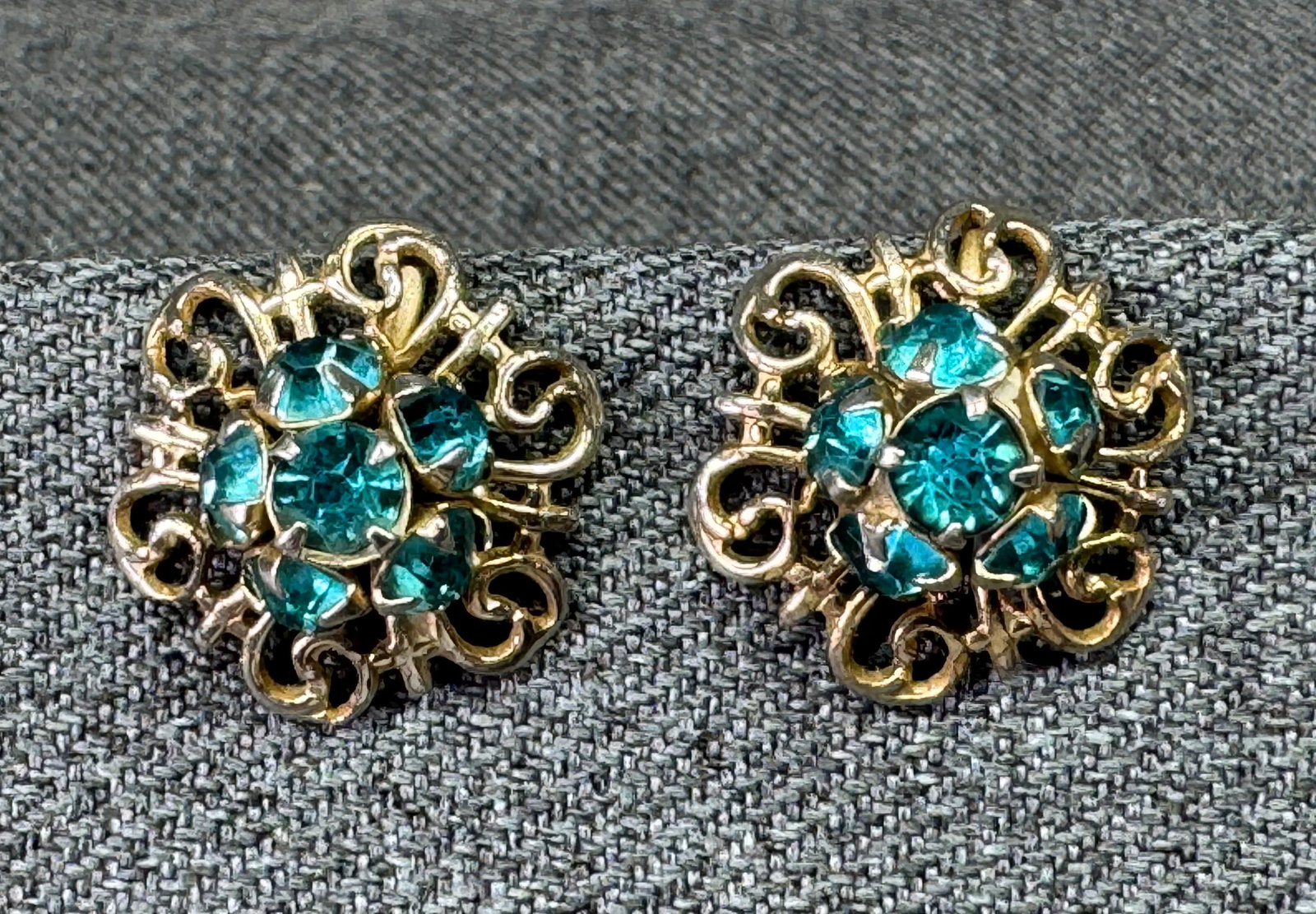 Vintage 1950s Filigree Teal Blue Crystals Flower Earrings. Screw Back. Gold-tone. *h: Vintage 1950s Filigree Teal Blue Crystals Flower Earrings. Screw Back. Gold-tone. Unmarked. For measures please refer to the pictures taken with a measuring tape. Weight: 5 Grams. IN HOUSE FLAT SHIPPI