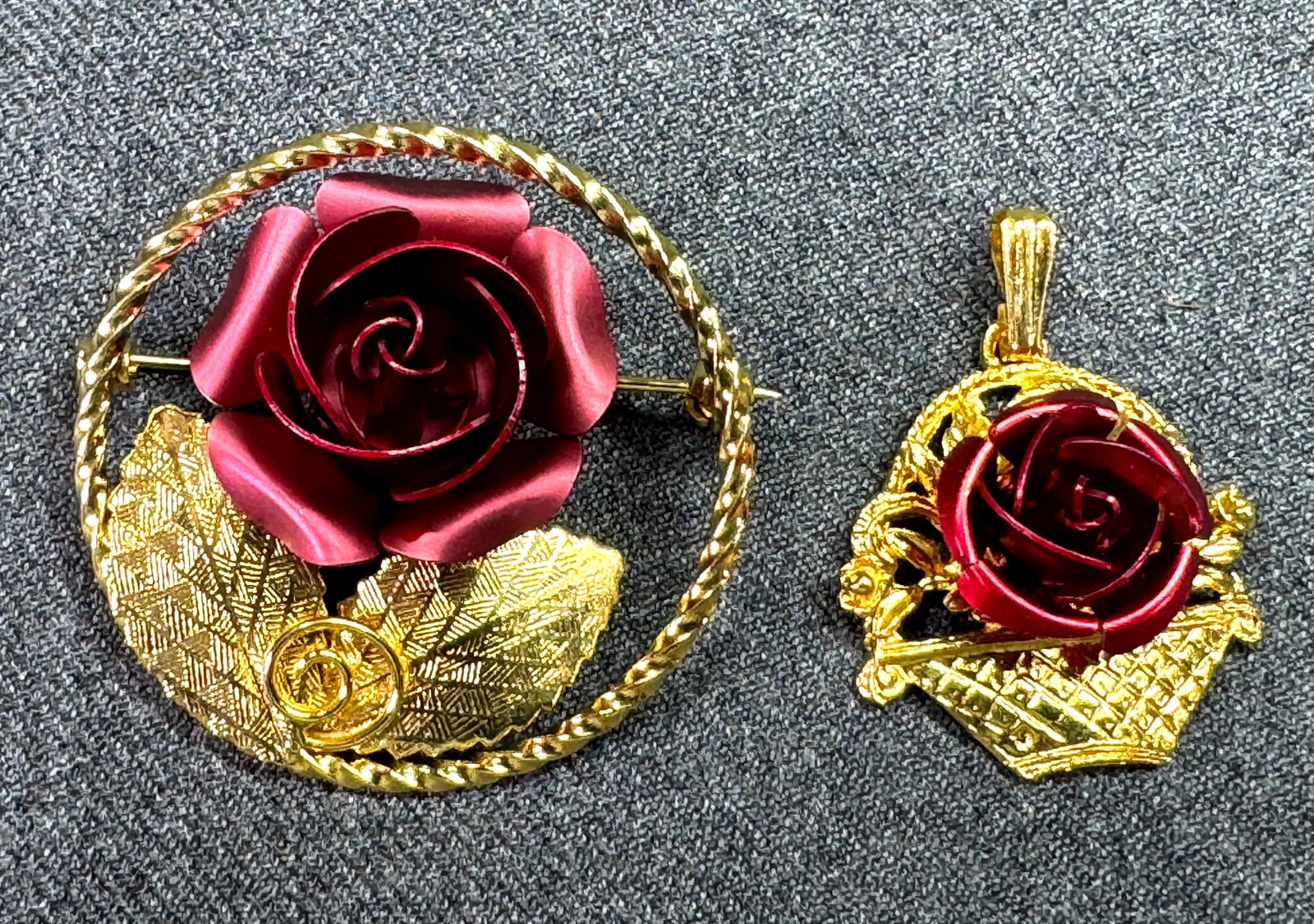Vintage Red Velvet Enamel Gold-Tone Metal Rose Pin & Pendant Lot. *L: Vintage Red Velvet Enamel Gold-Tone Metal Rose Pin & Pendant Lot. Unmarked For measures please refer to the pictures taken with a measuring tape. Weight: 11 Grams. IN HOUSE FLAT SHIPPING & HANDLING CO
