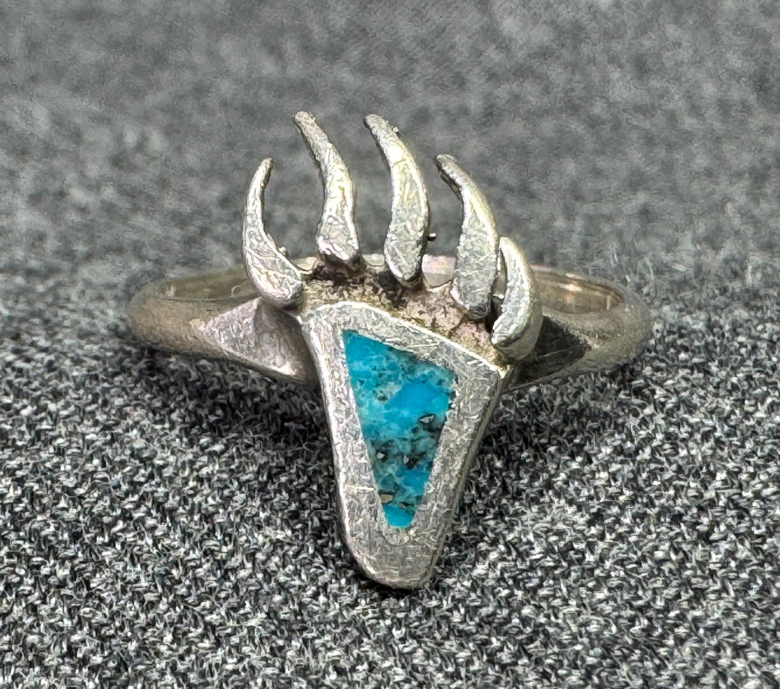 Vintage Native American Bear Paw Ring. Sterling Silver Turquoise Chip Inlay. *f: Vintage Native American Bear Paw Ring. Sterling Silver Turquoise Chip Inlay. Unmarked. For measures please refer to the pictures taken with a measuring tape. Weight: 1.95 Grams. IN HOUSE FLAT SHIPPING