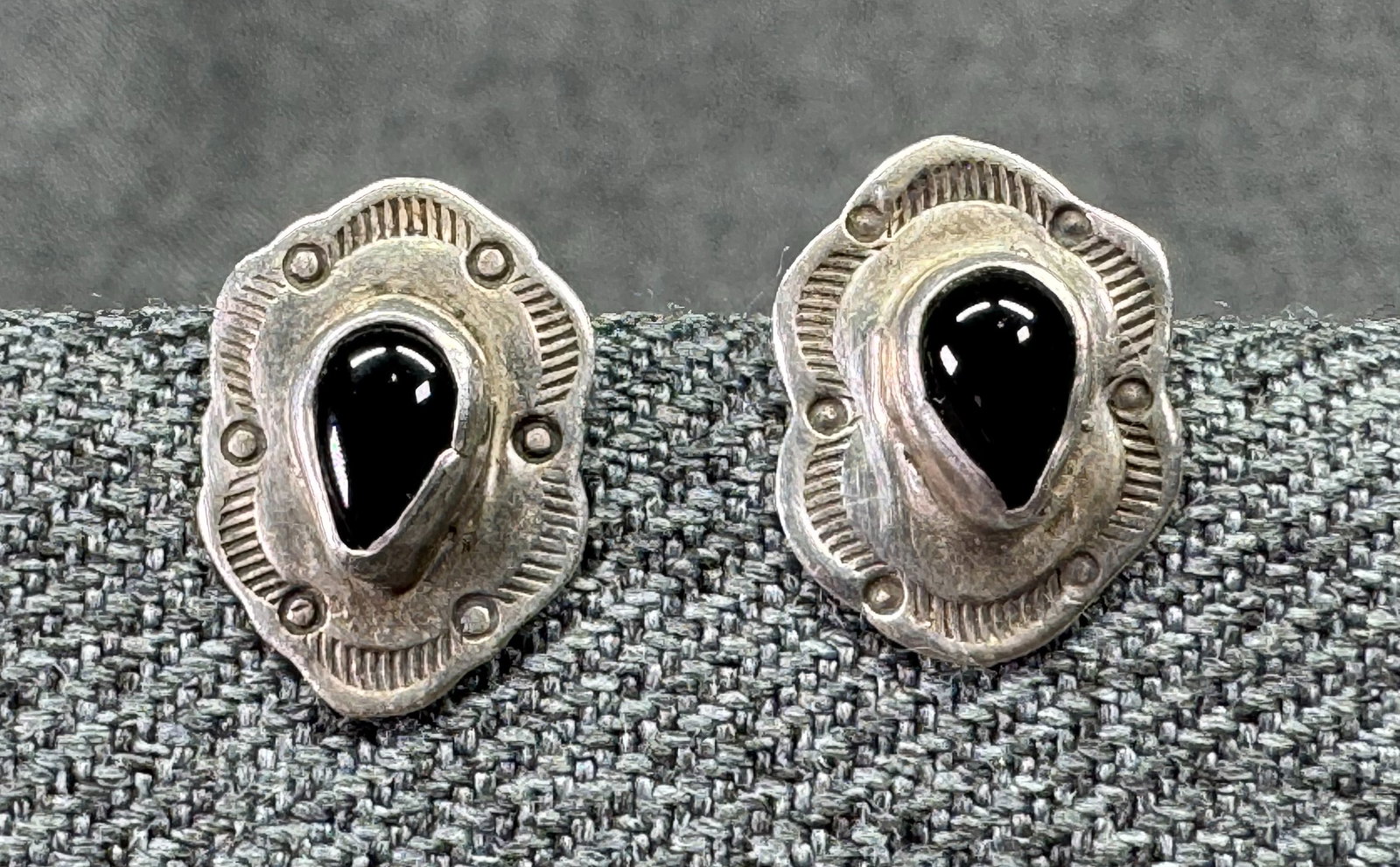 Vintage Navajo Sterling Silver Black Onyx Teardrop Concho Stud Earrings . *h: Vintage Navajo Sterling Silver Black Onyx Teardrop Stud Earrings. Unmarked. For measures please refer to the pictures taken with a measuring tape. Weight: 1.73 Grams. IN HOUSE FLAT SHIPPING & HANDLING