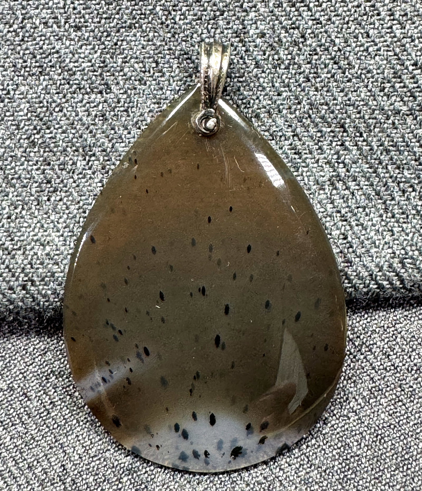 Vintage Southwest speckled agate sterling silver drop pendant. *f: Vintage Southwest speckled agate sterling silver drop pendant Unmarked. For measures please refer to the pictures taken with a measuring tape. Weight: 6.20 Grams. IN HOUSE FLAT SHIPPING & HANDLING COS