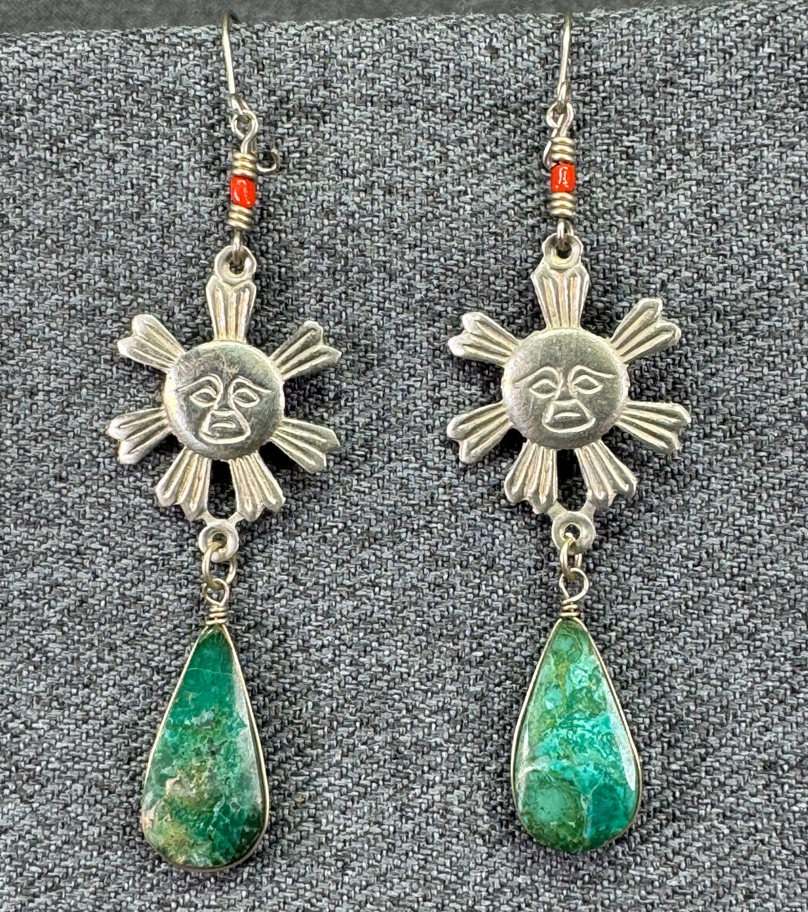 Vintage Peruvian Alpaca Silver Inti Sun Face Earrings with Chrysocolla Teardrops *h: Vintage Peruvian Alpaca Silver Inti Sun Face Earrings with Chrysocolla Teardrops . Unmarked. For measures please refer to the pictures taken with a measuring tape. Weight: 5 Grams. IN HOUSE FLAT SHIPP