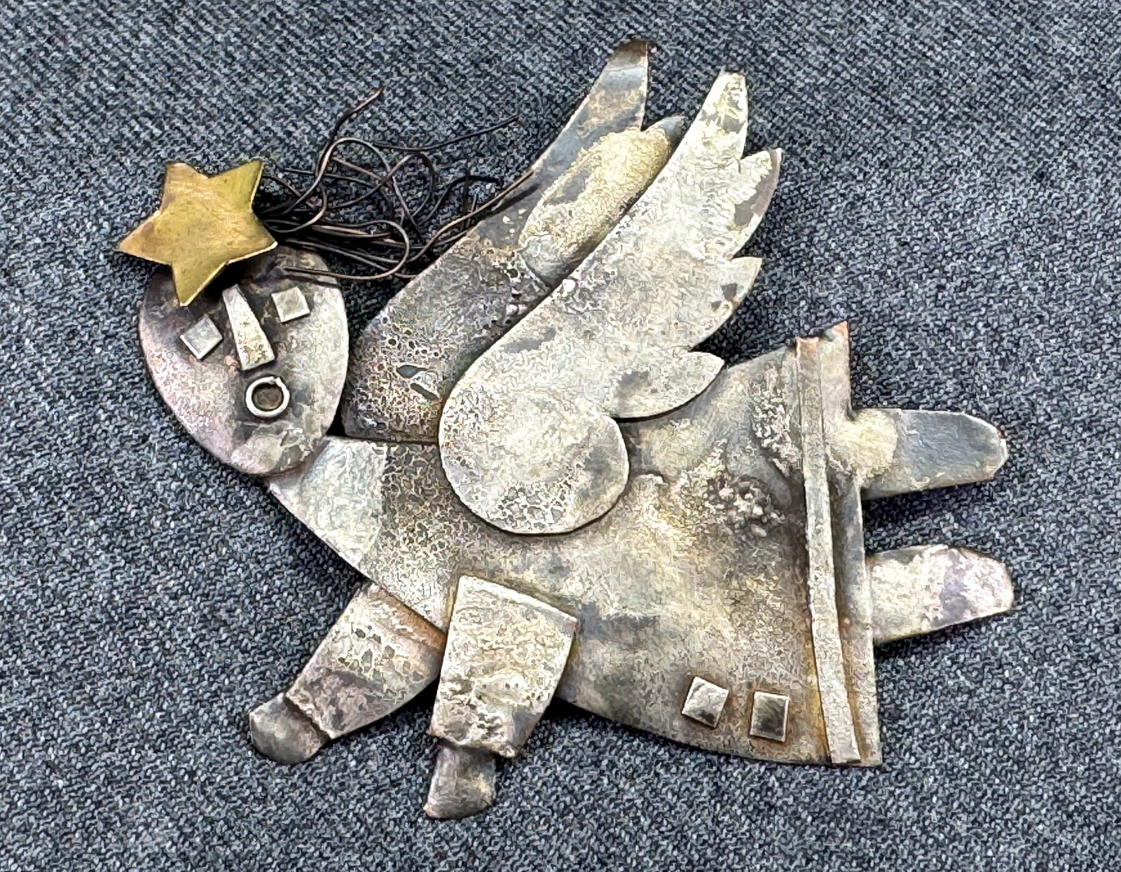 Vintage Art Studio Brutalist Mixed Multimetal Angel Brooch / Pendant. Signed. *h: Vintage Art Studio Brutalist Mixed Multimetal Angel Brooch / Pendant. Signed. For measures please refer to the pictures taken with a measuring tape. Weight: 14 Grams. IN HOUSE FLAT SHIPPING & HANDLING