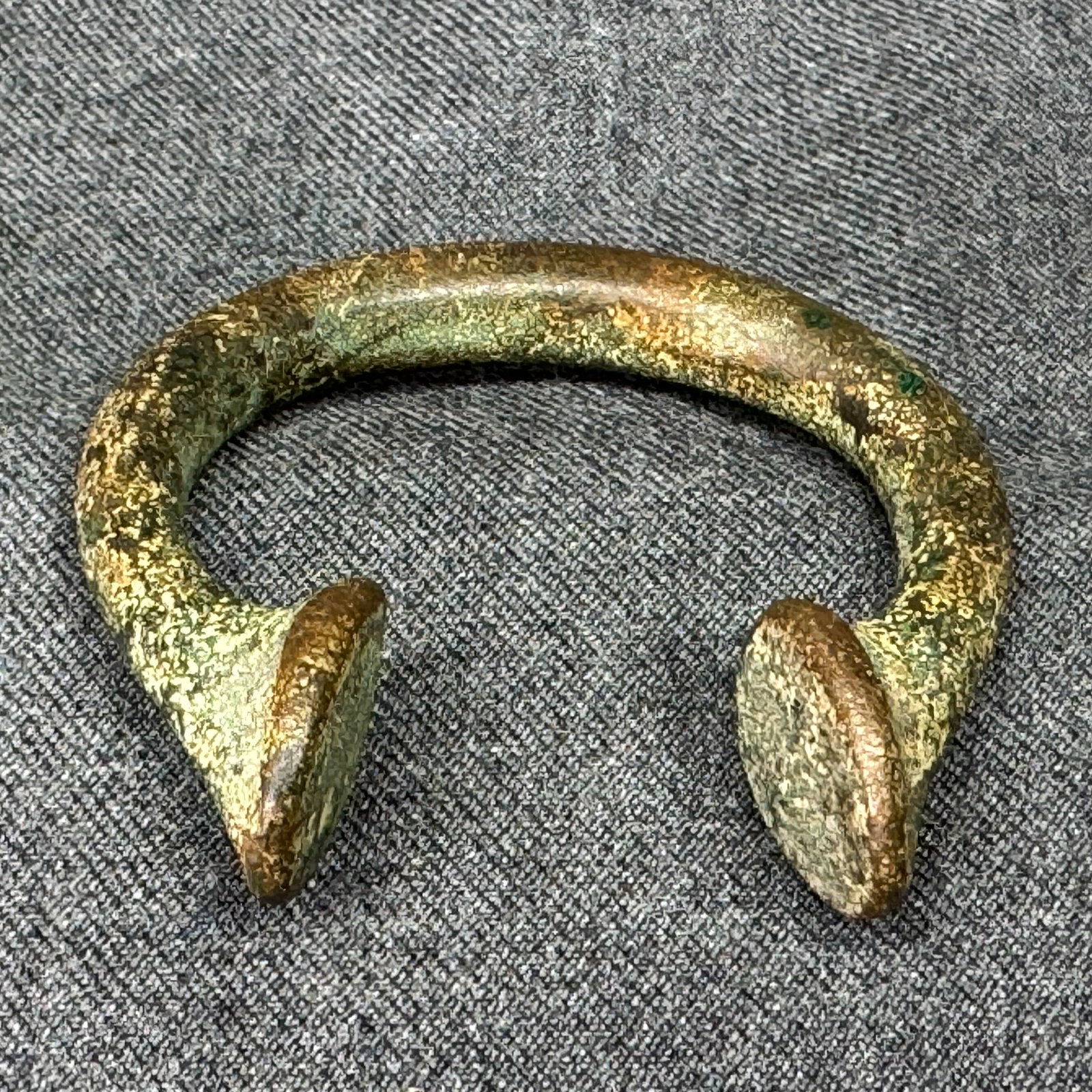 African Nigeria Manilla Currency. Copper alloy.: African Nigeria Manilla Currency. Copper alloy. For measures please refer to the pictures taken with a measuring tape. Weight:69.17 Grams. IN HOUSE FLAT SHIPPING & HANDLING COST WITHIN ALL THE U.S. : 