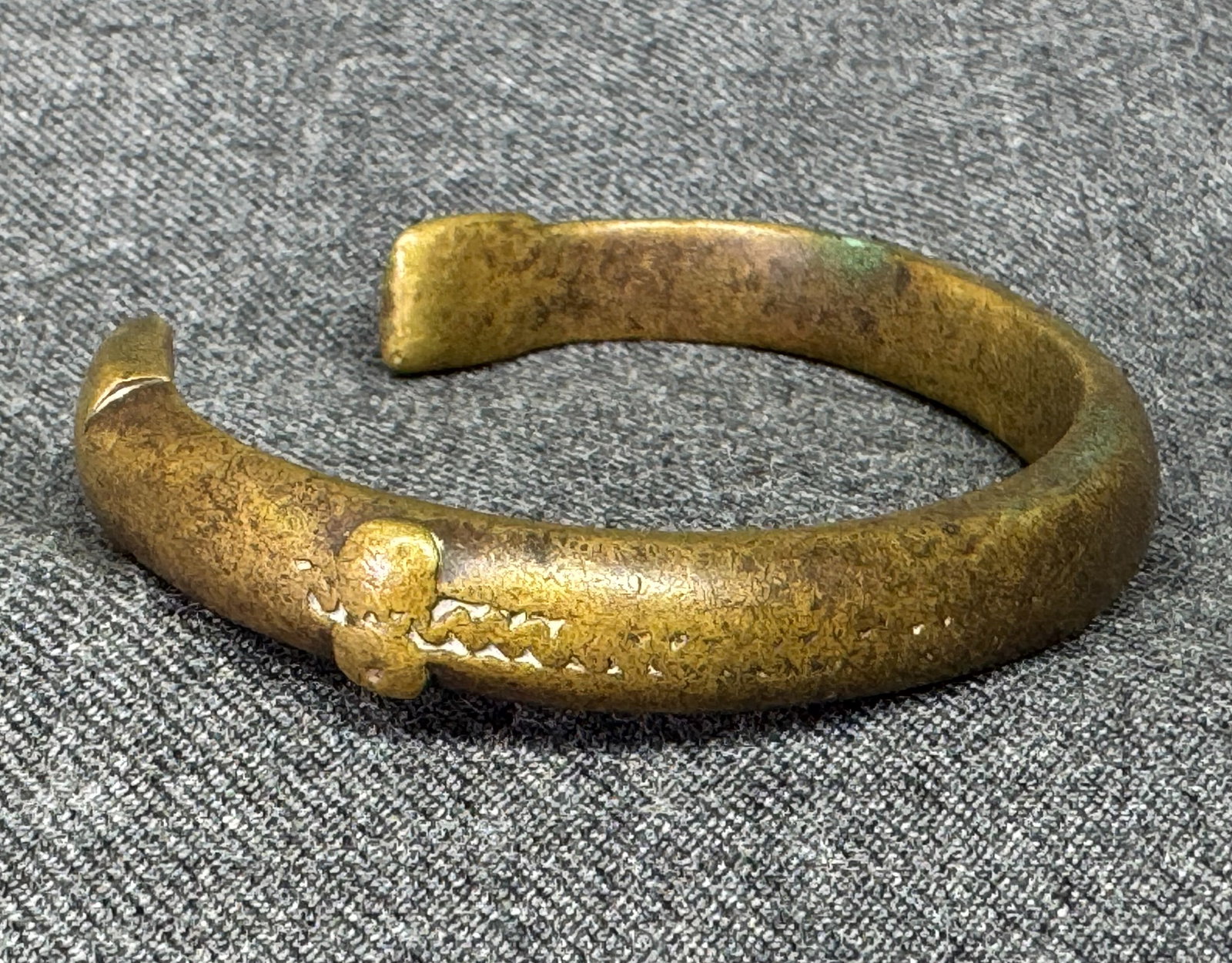 African Ibibio Nigeria Manilla/ Bracelet. Copper alloy.: African Ibibio Nigeria Manilla/ Bracelet. Copper alloy. For measures please refer to the pictures taken with a measuring tape. Weight: 45.91 Grams. IN HOUSE FLAT SHIPPING & HANDLING COST WITHIN ALL TH