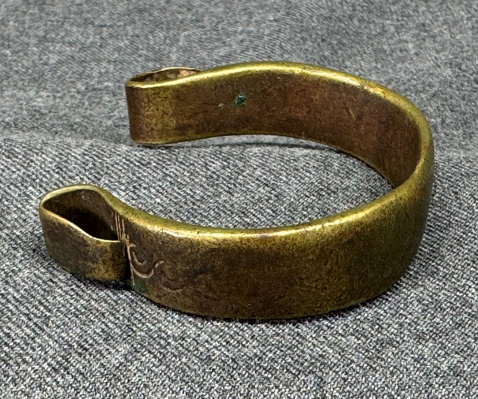 African Nigeria Manilla Currency. Copper alloy.: African Nigeria Manilla Currency. Copper alloy. For measures please refer to the pictures taken with a measuring tape. Weight: 37.09 Grams. IN HOUSE FLAT SHIPPING & HANDLING COST WITHIN ALL THE U.S. :