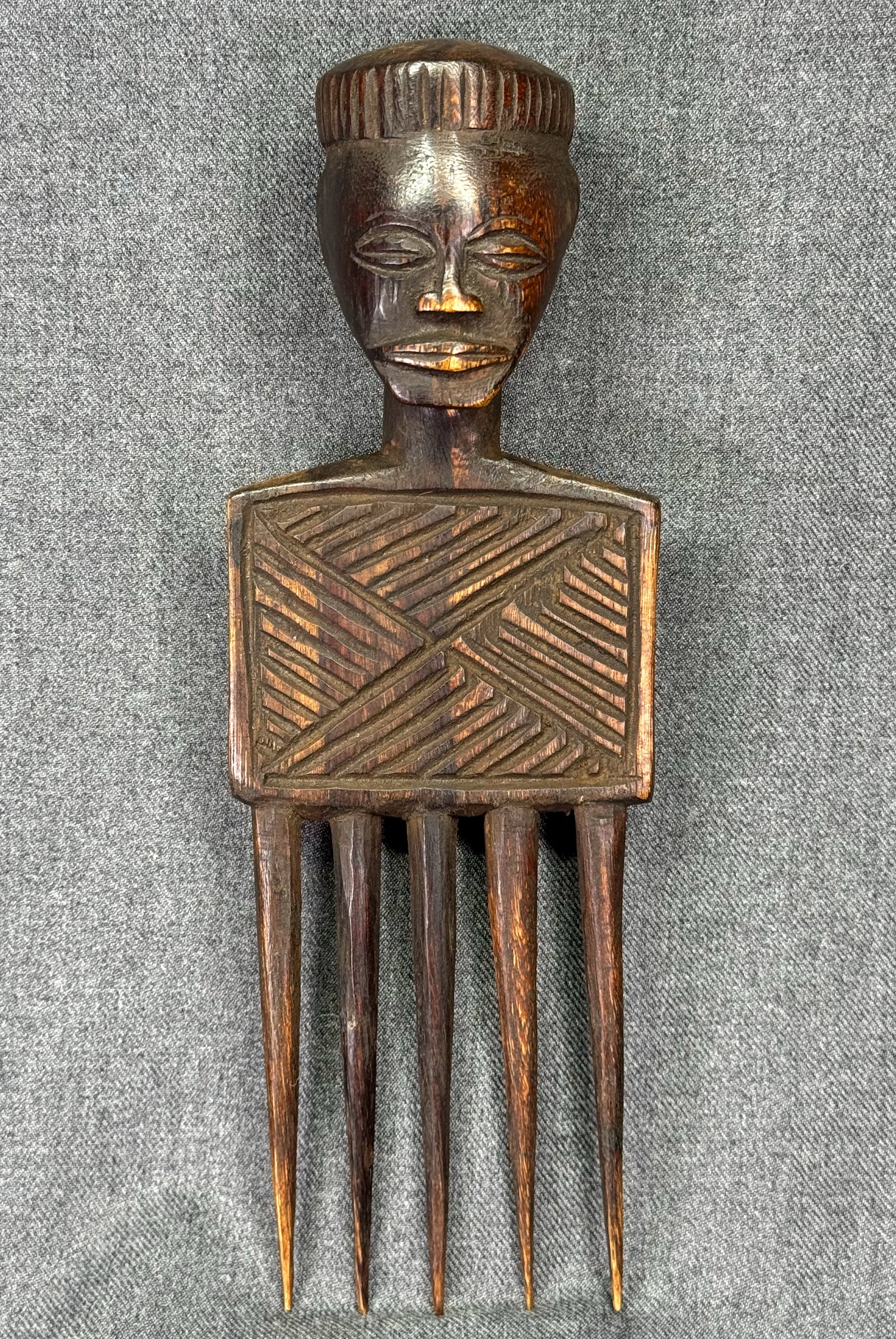 African Kuba DRC Hair Comb. Carved and decorated wood,: African Kuba DRC Hair Comb. Carved and decorated wood, For measures please refer to the pictures taken with a measuring tape. IN HOUSE FLAT SHIPPING & HANDLING COST WITHIN ALL THE U.S. : $12 To bypass