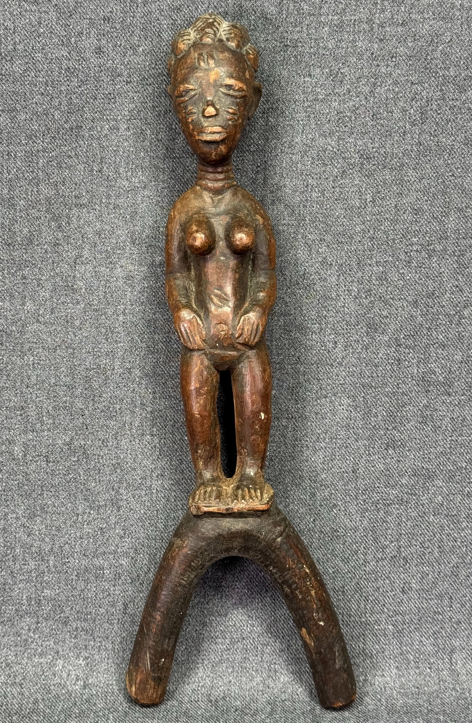 African Baule Ivory Coast Slingshot. Carved wood.: African Baule Ivory Coast Slingshot. Carved wood. For measures please refer to the pictures taken with a measuring tape. IN HOUSE FLAT SHIPPING & HANDLING COST WITHIN ALL THE U.S. : $12 To bypass Live