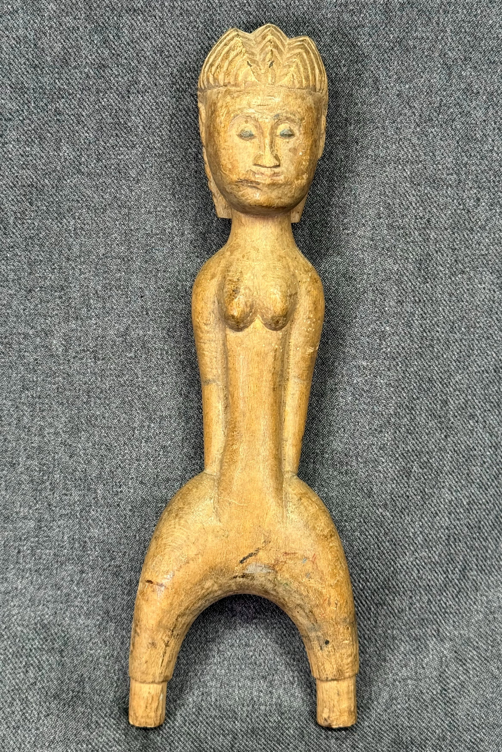 African Baule Ivory Coast Slingshot. Carved wood.: African Baule Ivory Coast Slingshot. Carved wood. For measures please refer to the pictures taken with a measuring tape. IN HOUSE FLAT SHIPPING & HANDLING COST WITHIN ALL THE U.S. : $12 To bypass Live