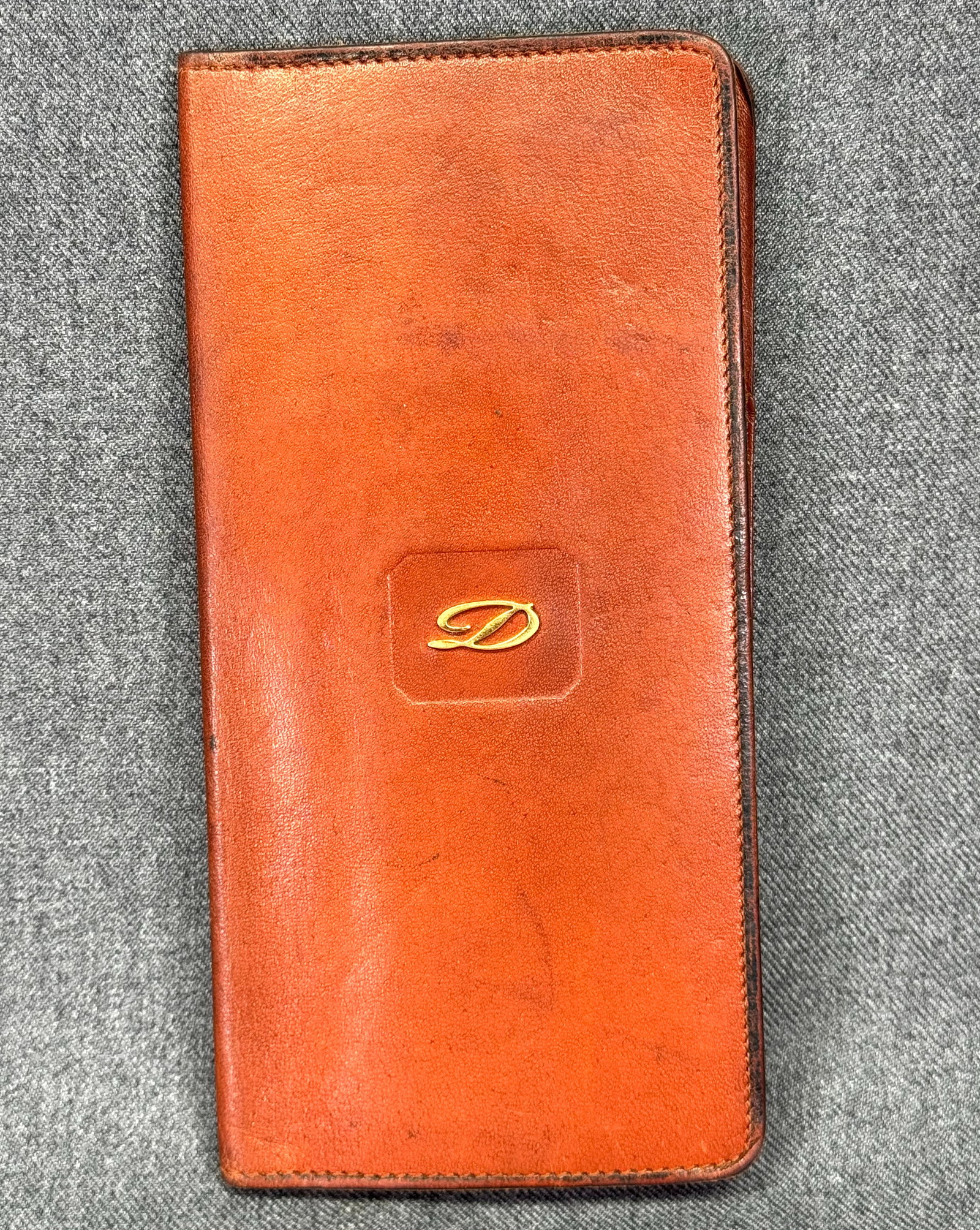 Vintage 60s / 70s Dupont Paris genuine leather notepad cover wallet. *d: Vintage 60s / 70s Dupont Paris genuine leather notepad cover wallet. Marked. Metal label. For measures please refer to the pictures taken with a measuring tape. Weight: 43 Grams IN HOUSE FLAT