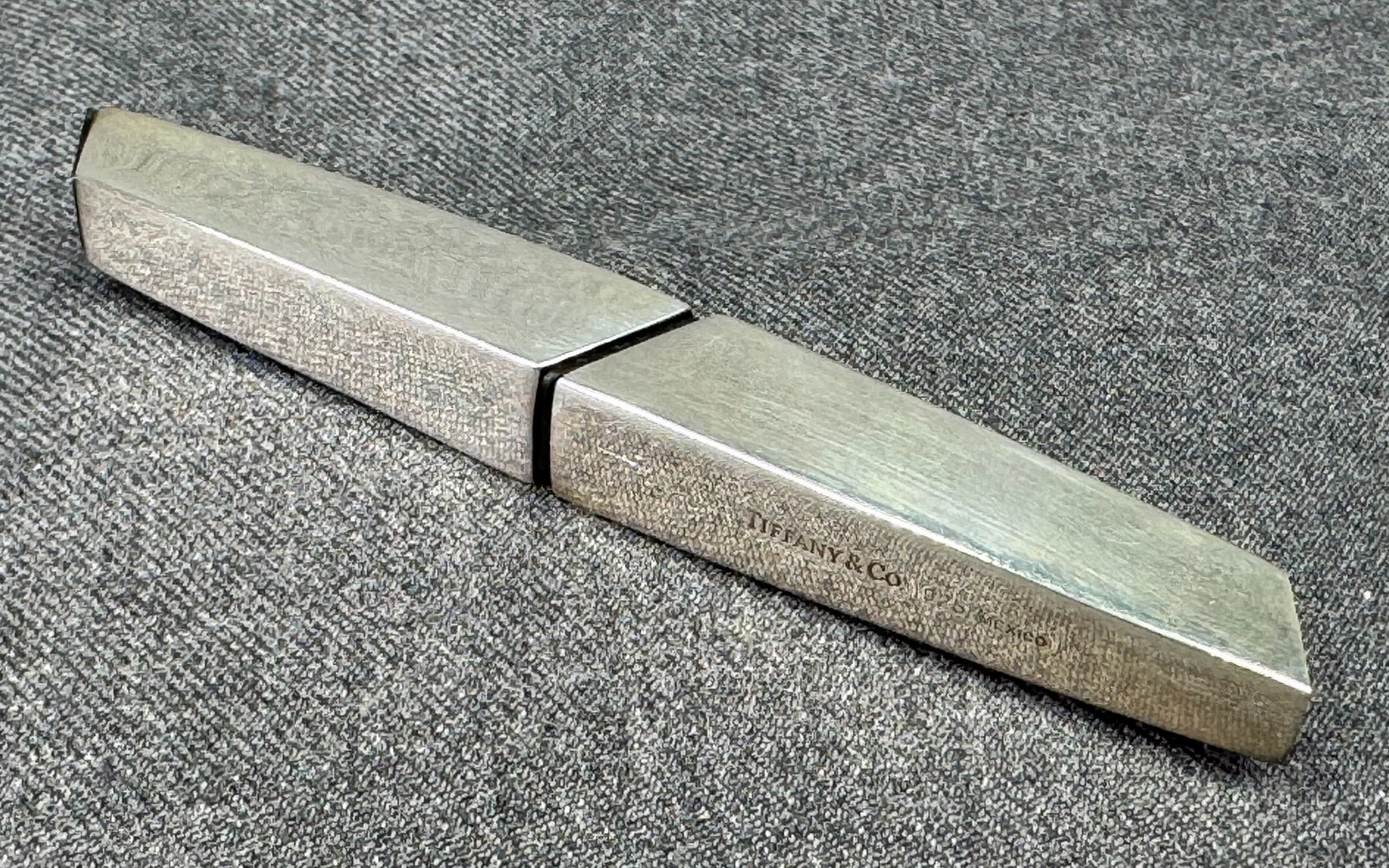 Vintage 1990s Tiffany & Co. Sterling Silver Clipit Letter Opener with pouch *B: Vintage 1990s Tiffany & Co. Sterling Silver Clipit Letter Opener with pouch. Marked Tiffany & Co 925 Mexico. For measures please refer to the pictures taken with a measuring tape. Weight: 21.32 Grams.