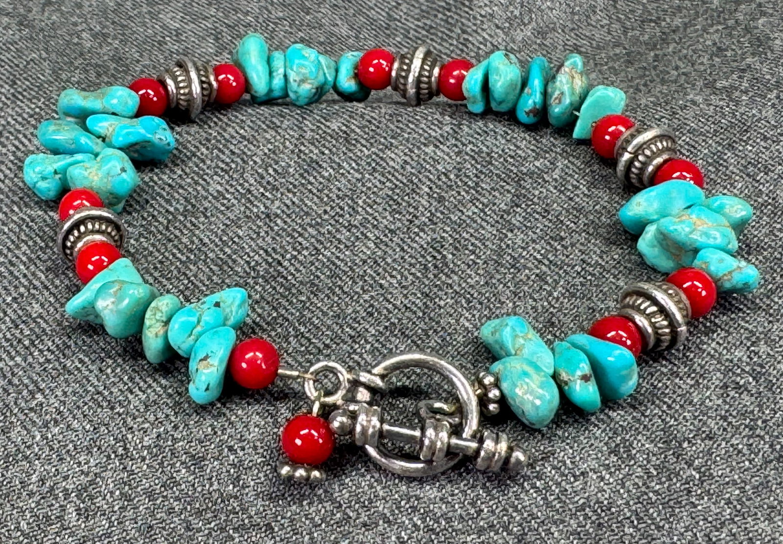 Handcraftet Southwestern Style Bracelet. Stabilized Turquoise Nugget, Red Glass Beads. *f: Handcrafted Southwestern Style Stabilized Turquoise Nugget & Red Glass Bead Bracelet. Silver-tone. Toggle Clasp. Unmarked. For measures please refer to the pictures taken with a measuring tape. Weight