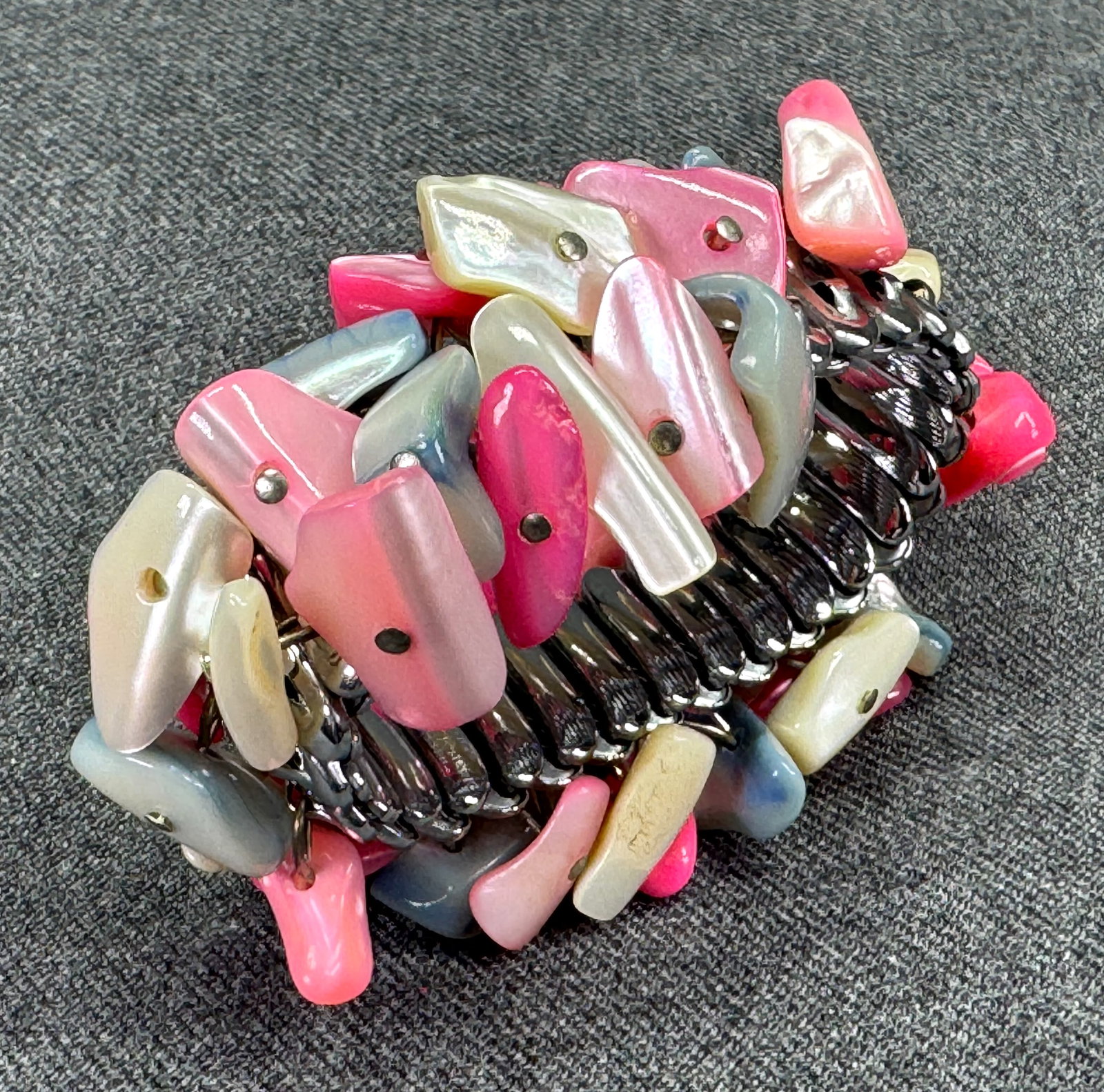 Vintage 50s JSFK Japan Shell Cha Cha Accordion Bracelet . *f: Vintage 50s JSFK Japan Pink, Creamy & bluish Shell Cha Cha Accordion Bracelet. Marked. For measures please refer to the pictures taken with a measuring tape. Weight: 55 Grams. IN HOUSE FLAT SHIPPING &