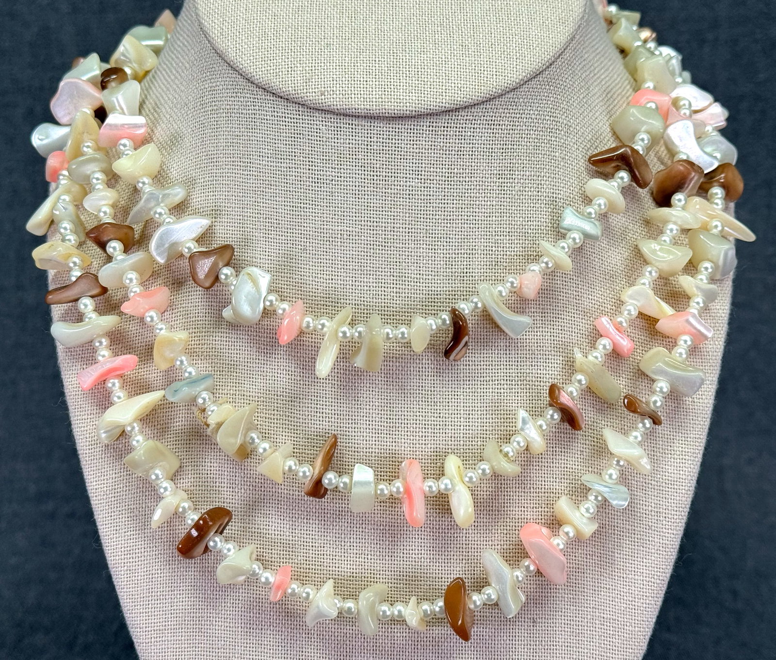 Vintage flapper style necklace. Multi-color shell chips and pearly beads. *f: Vintage flapper style necklace. Multi-color shell chips and pearly beads. Unmarked. For measures please refer to the pictures taken with a measuring tape. Weight: 90 Grams. IN HOUSE FLAT SHIPPING & HA