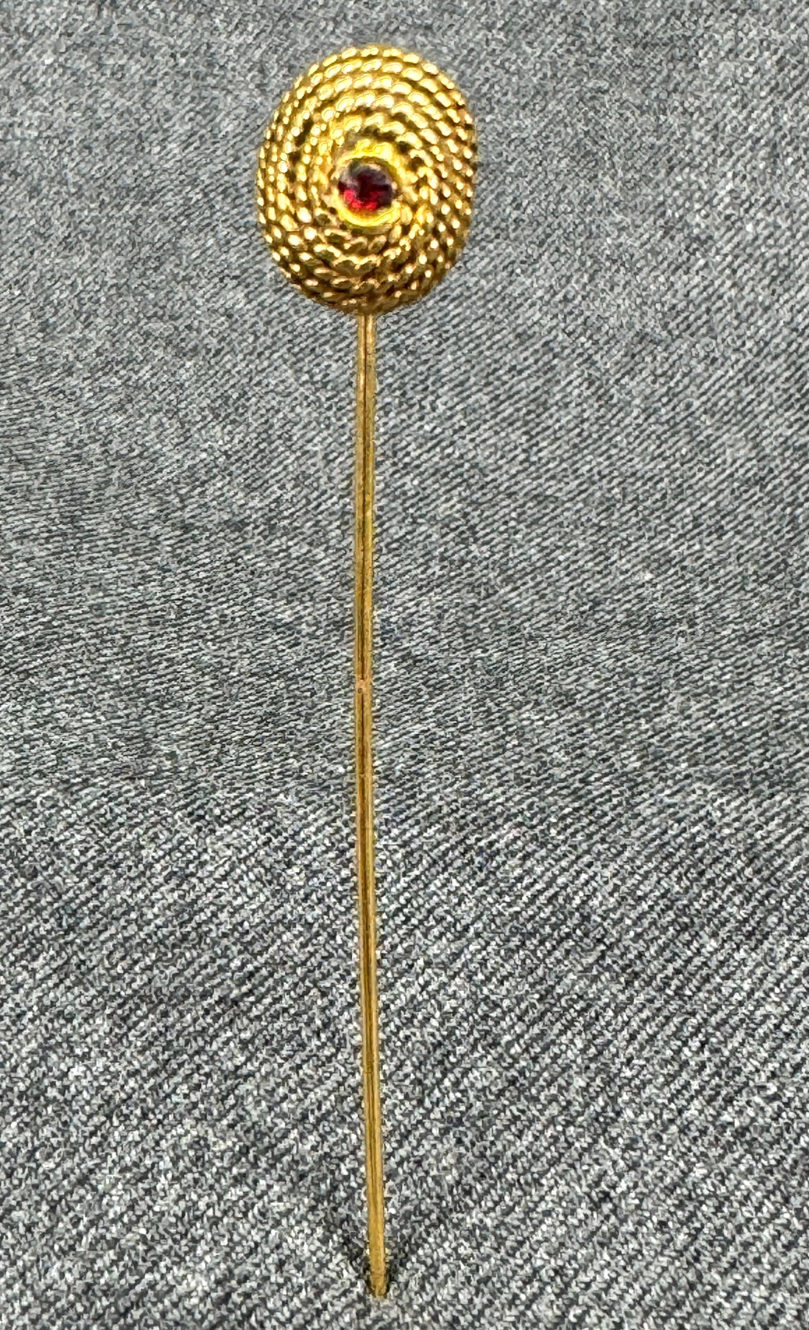Vintage Goldette style stick pin. Ruby color crystal gold-toned: Vintage Goldette style stick pin. Ruby color crystal gold-toned. Unmarked. For measures please refer to the pictures taken with a measuring tape. Weight: 4 Grams. IN HOUSE FLAT SHIPPING & HANDLING COS