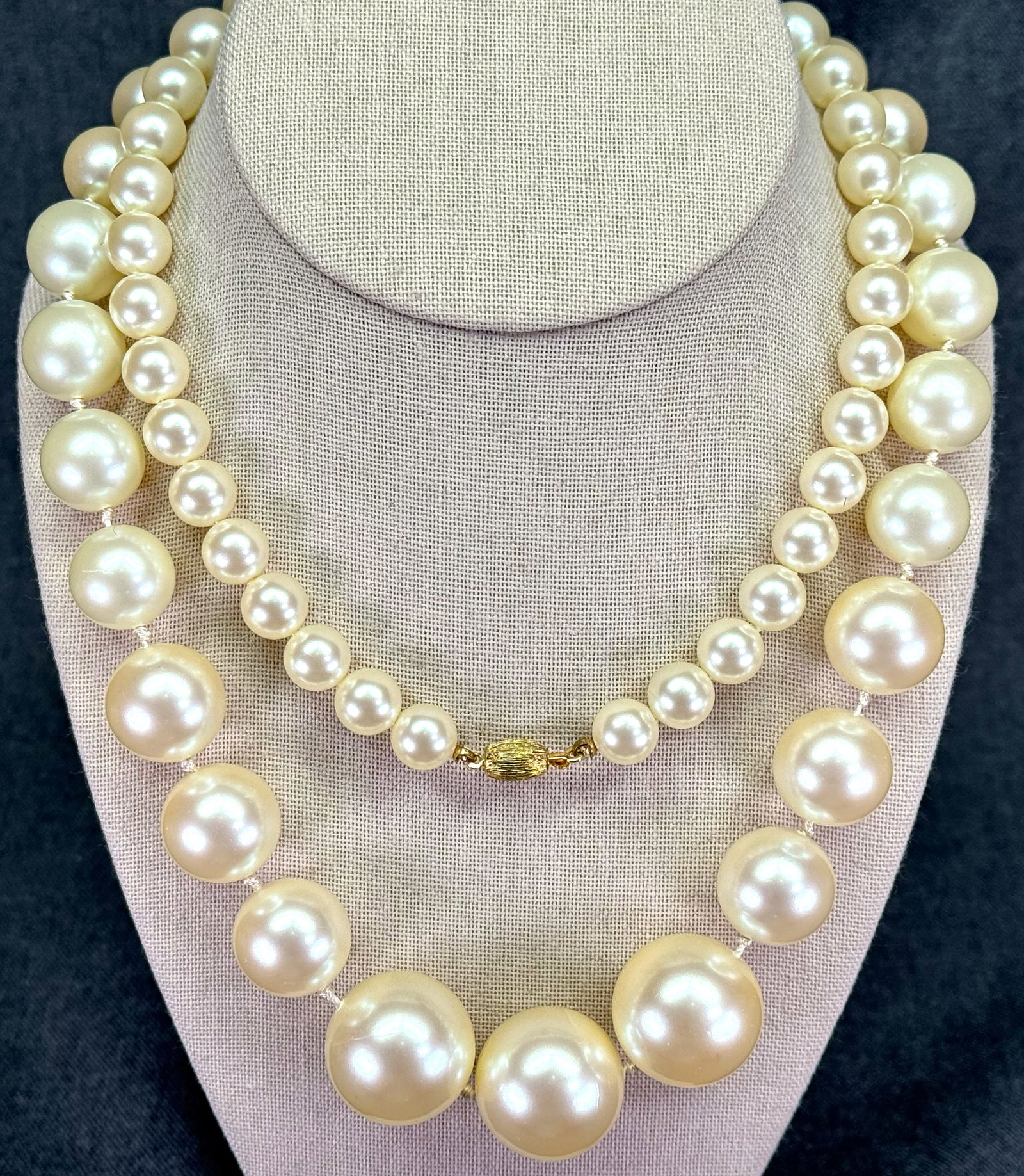Vintage opera necklace. Graduated pearls hand-knotted beads. *f: Vintage opera necklace. Graduated pearls hand-knotted beads. Unmarked. For measures please refer to the pictures taken with a measuring tape. Weight: 100 Grams. IN HOUSE FLAT SHIPPING & HANDLING COST 