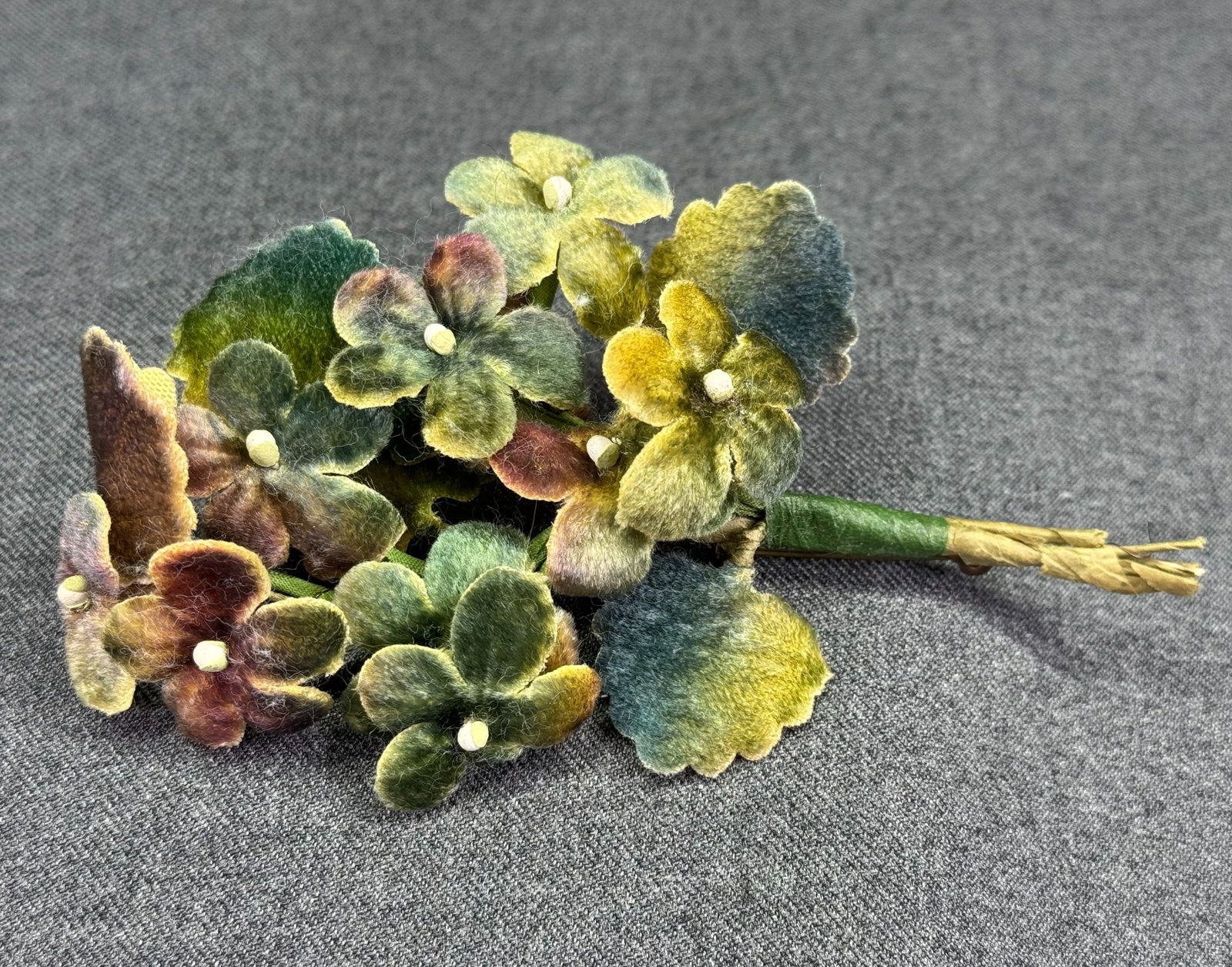 Vintage Mid-Century Velvet Millinery Floral Brooch Pin. Fall colors. *f: Vintage Mid-Century Velvet Millinery Floral Brooch Pin. Fall colors. Unmarked. For measures please refer to the pictures taken with a measuring tape. Weight: 7 Grams. IN HOUSE FLAT SHIPPING & HANDLING