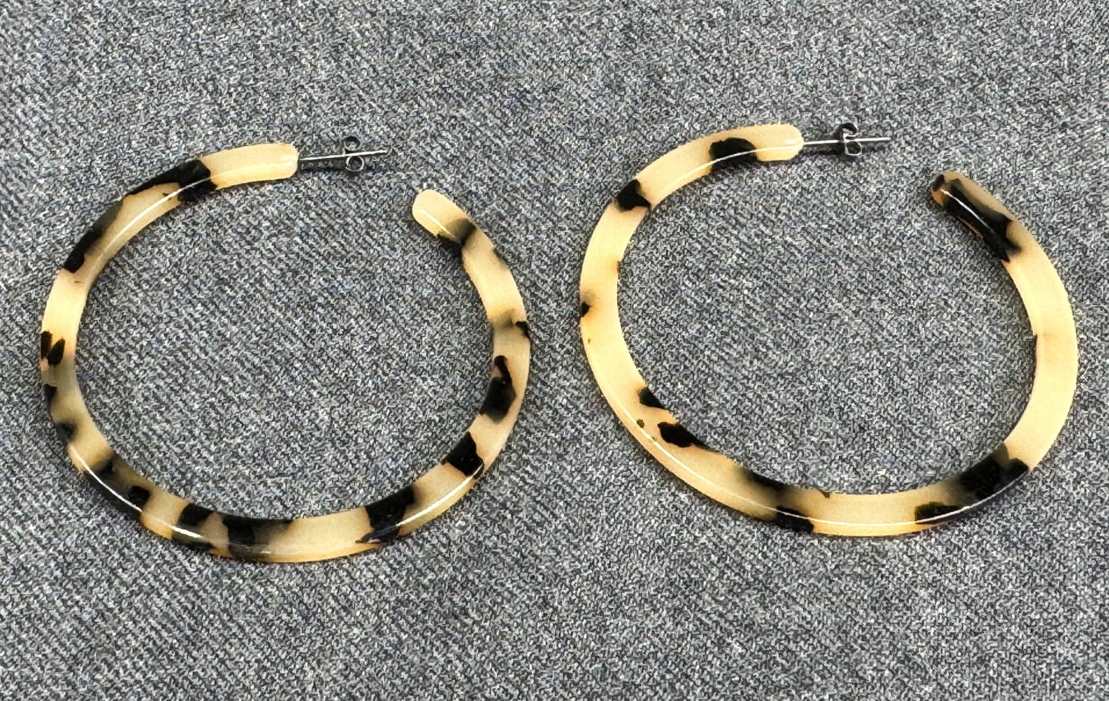 Mottled Pattern Plastic Large Statement Hoop Earrings. Sterling silver. *J: Mottled Pattern Plastic Large Statement Hoop Earrings. Sterling silver. Marked 925 on the push backs. For measures please refer to the pictures taken with a measuring tape. Weight: 4 Grams. IN HOUSE F