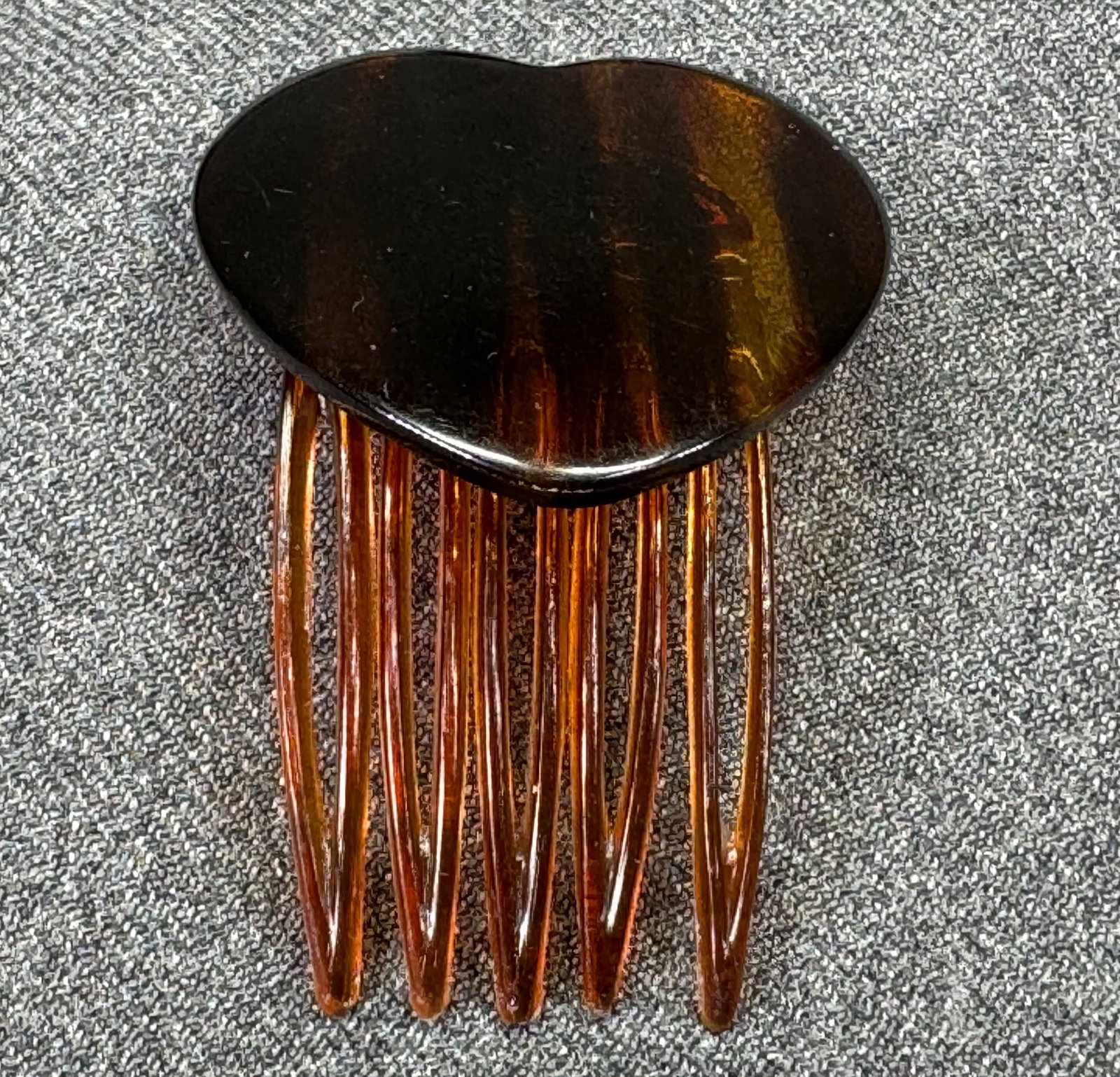 Vintage 1970s Plastic Heart Small Hair Comb Retro Slide *J: Vintage 1970s Plastic Heart Small Hair Comb Retro Slide. Unmarked. For measures please refer to the pictures taken with a measuring tape. Weight: 5 Grams. IN HOUSE FLAT SHIPPING & HANDLING COST WITHIN