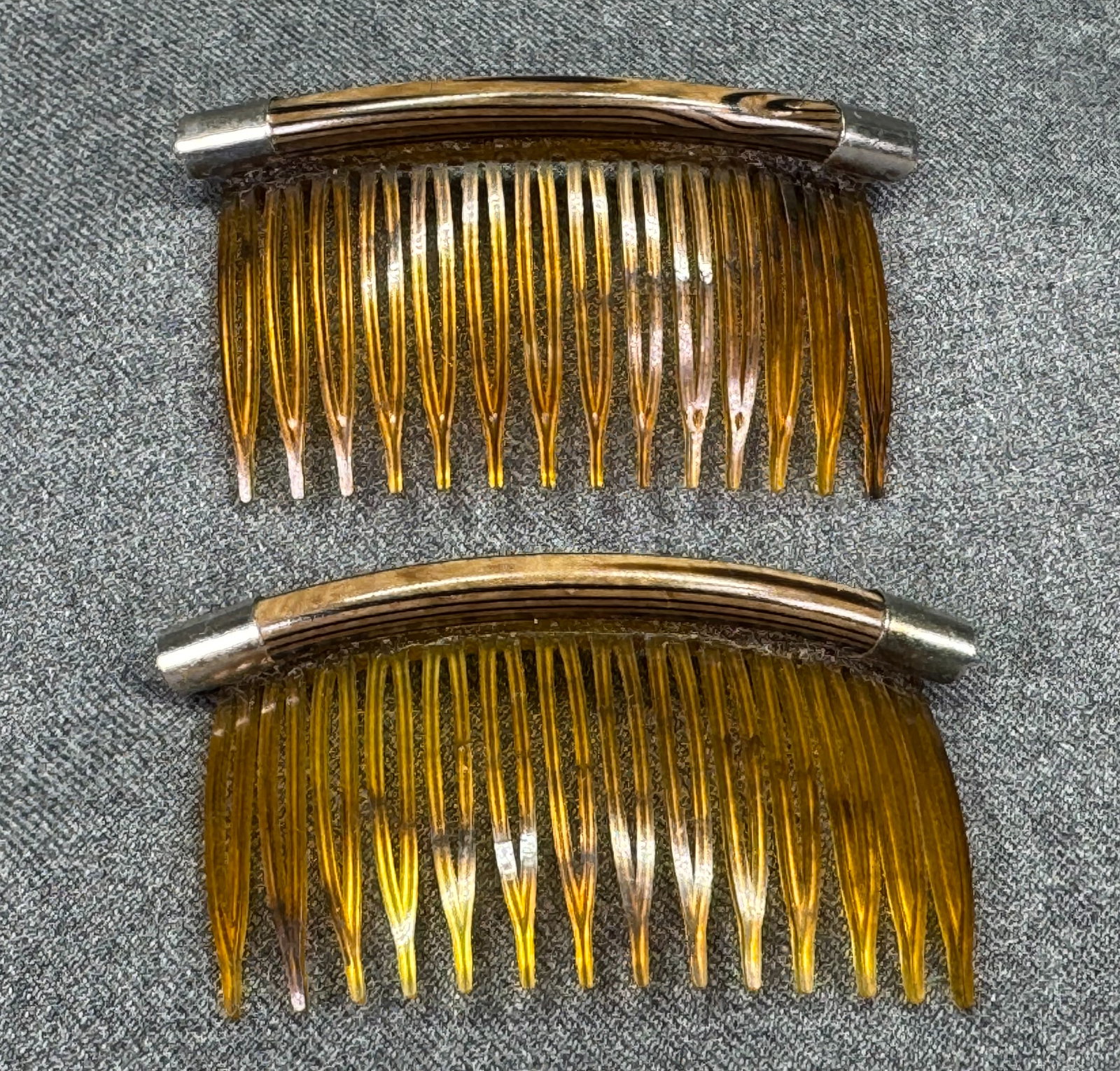 Vintage 1970s Plastic Side Hair Combs Pair. Made in USA. *J: Vintage 1970s Plastic Side Hair Combs Pair. Made in USA. Marked. For measures please refer to the pictures taken with a measuring tape. Weight: 16 Grams. IN HOUSE FLAT SHIPPING & HANDLING COST WITHIN 