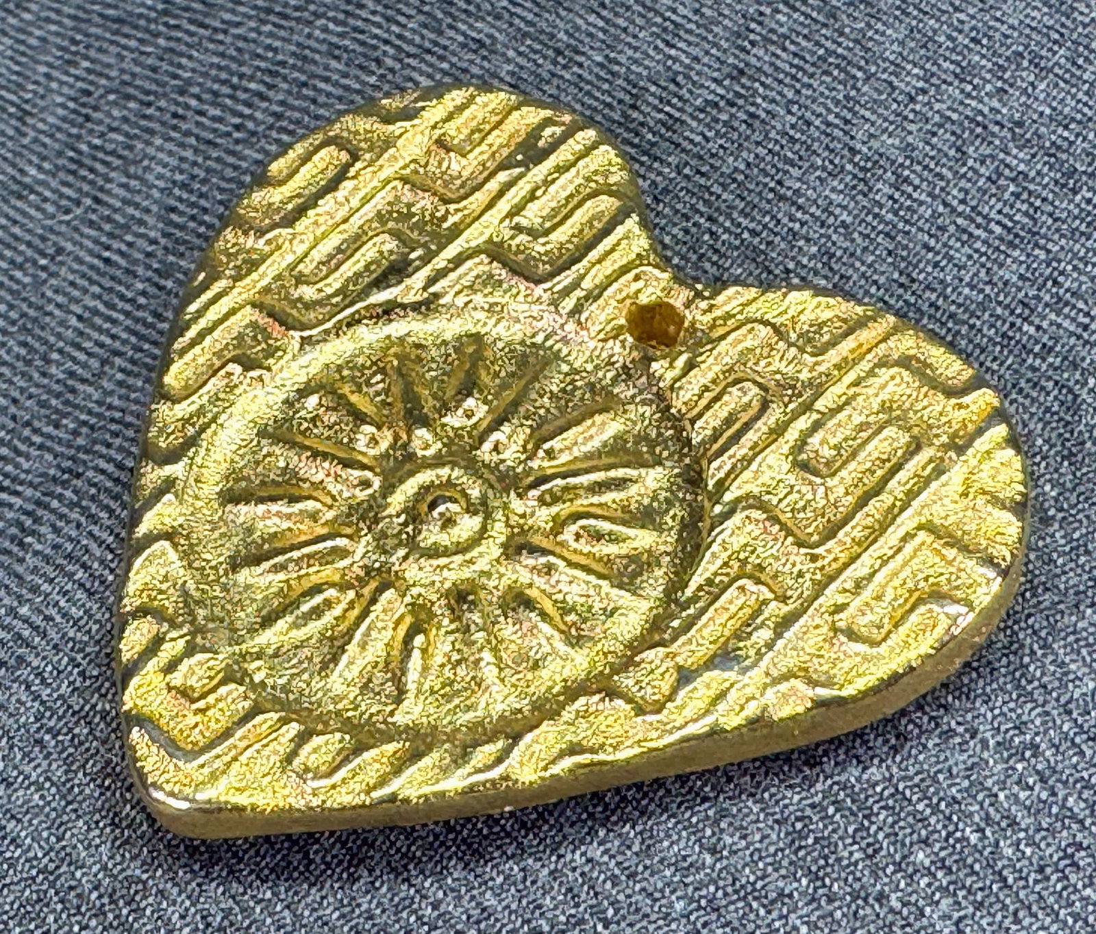 Vintage Artisan Flower Power Sunburst Heart Pendant. Gilt Pottery . *f: Vintage Artisan Flower Power Sunburst Heart Pendant. Gilt Pottery . For measures please refer to the pictures taken with a measuring tape. Weight: 18 Grams. IN HOUSE FLAT SHIPPING & HANDLING COST WITH