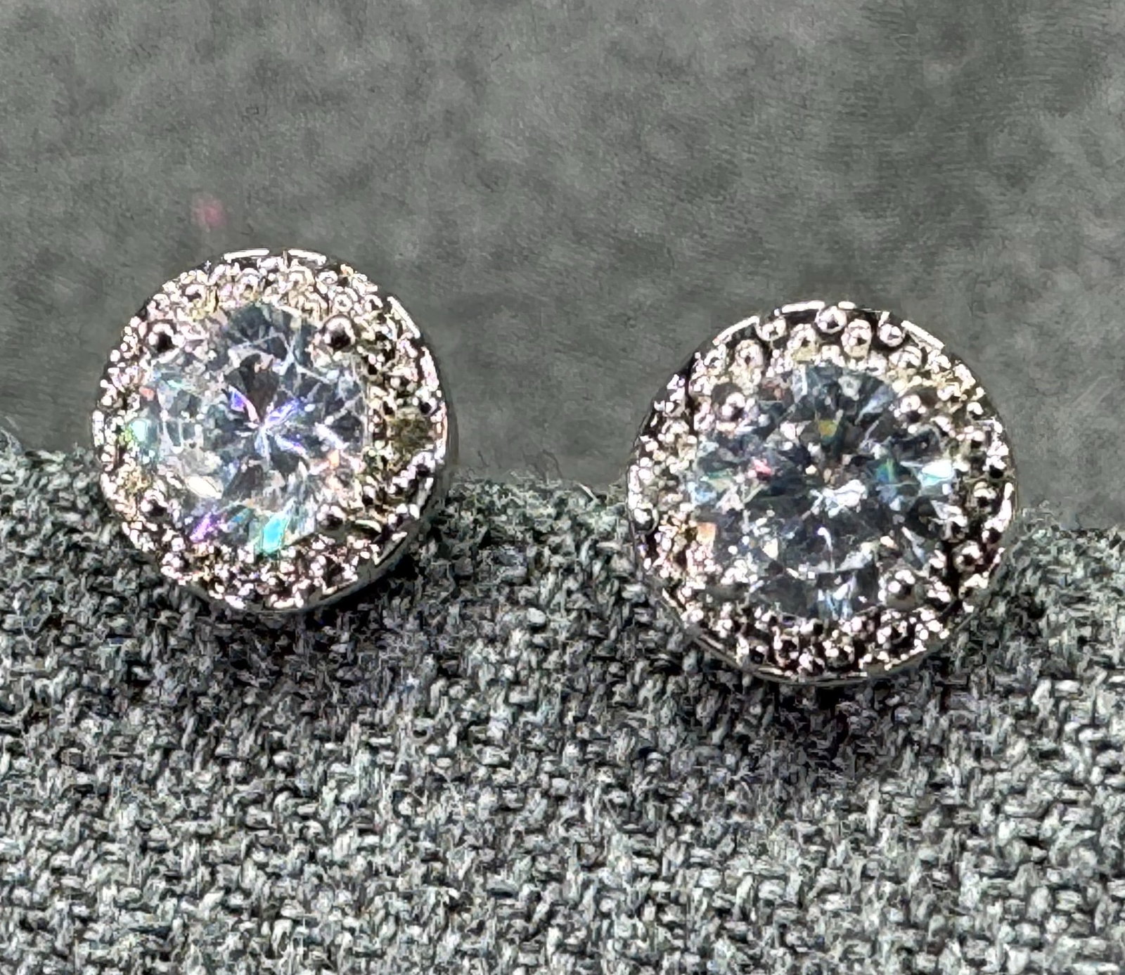 Round Halo Studs Earrings. Cubic Zirconia, Cristals, Silver Tone. *f: Round Halo Studs Earrings. Cubic Zirconia, Cristals, Silver Tone. Unmarked. For measures please refer to the pictures taken with a measuring tape. Weight: 3 Grams. IN HOUSE FLAT SHIPPING & HANDLING CO