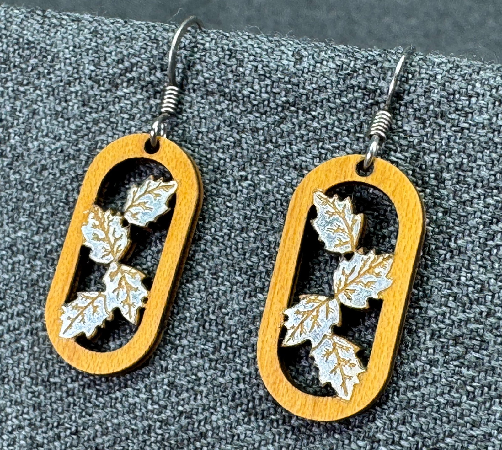 Vintage Artisan Wood Textured Silver Leaf Foil Hook Earrings . *j: Vintage Artisan Wood Textured Silver Leaf Foil Hook Earrings . Unmarked. For measures please refer to the pictures taken with a measuring tape. Weight: 2 Grams. IN HOUSE FLAT SHIPPING & HANDLING COST 