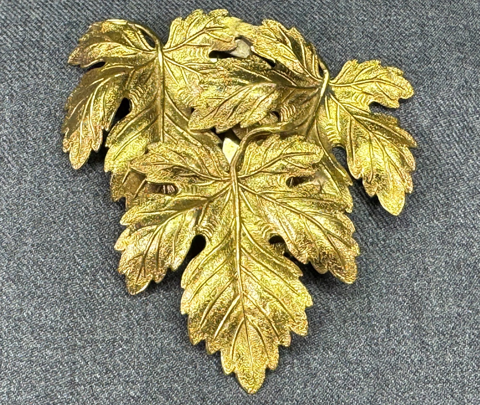 Vintage maple leaves cluster gold-toned large dress clip brooch. 3x3" *d: Vintage maple leaves cluster gold-toned large dress clip brooch. Unmarked . For measures please refer to the pictures taken with a measuring tape. Weight: 30 Grams. IN HOUSE FLAT SHIPPING & HANDLING C