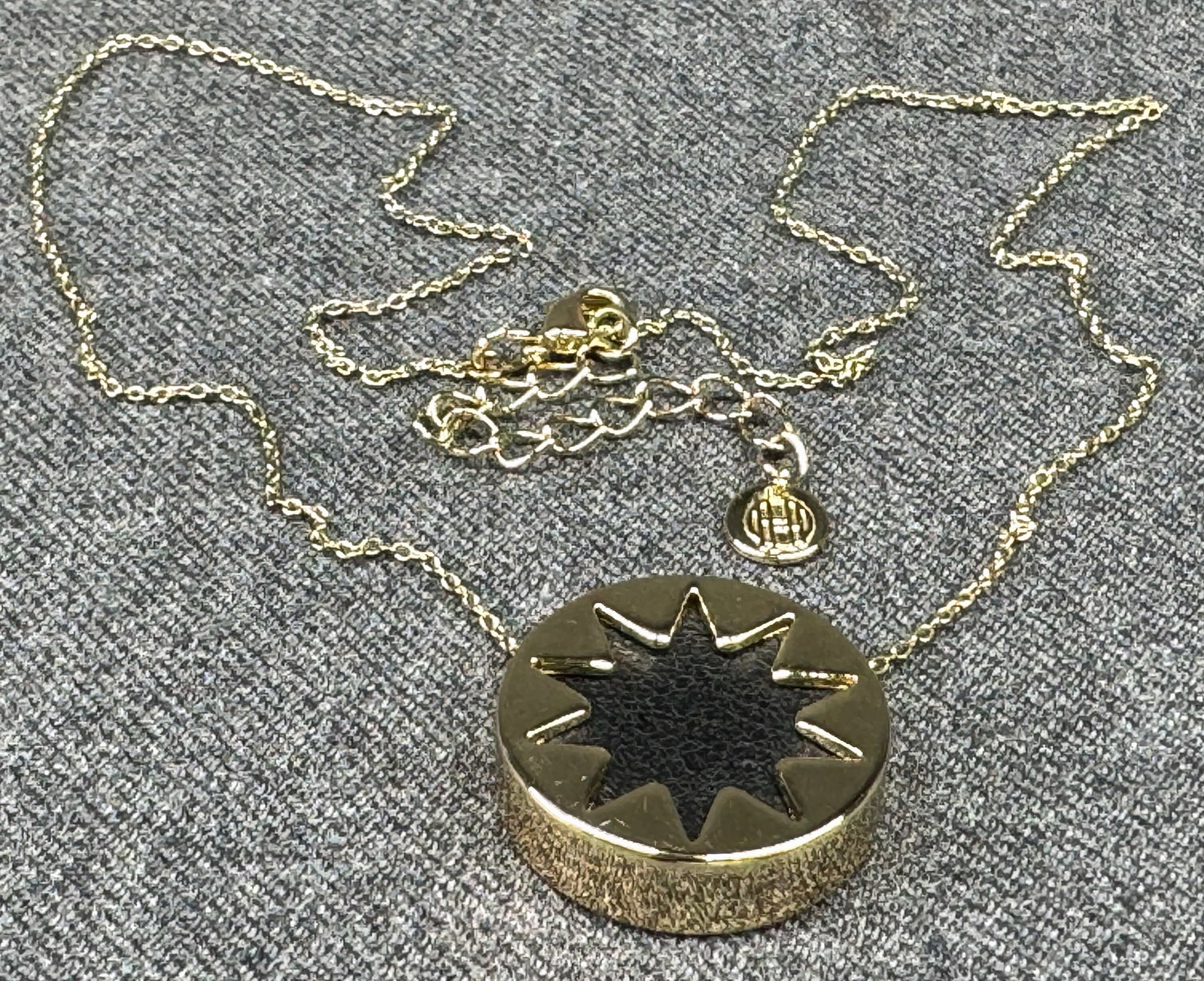 House of Harlow 1960 Starburst Pendant Necklace. Black leather gold-toned metal *d: House of Harlow 1960 Starburst Necklace. Black leather gold-toned metal. Marked. For measures please refer to the pictures taken with a measuring tape. Weight: 9 Grams. IN HOUSE FLAT SHIPPING & HANDLI