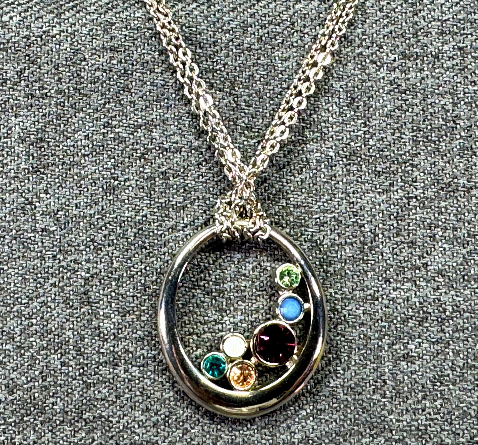 Vintage Lia Sophia OffBeat Crystals Necklace. Silver-tone. *L: Vintage Lia Sophia OffBeat Crystals Necklace. Silver-tone. Marked For measures please refer to the pictures taken with a measuring tape. Weight: 12 Grams. IN HOUSE FLAT SHIPPING & HANDLING COST WITHIN