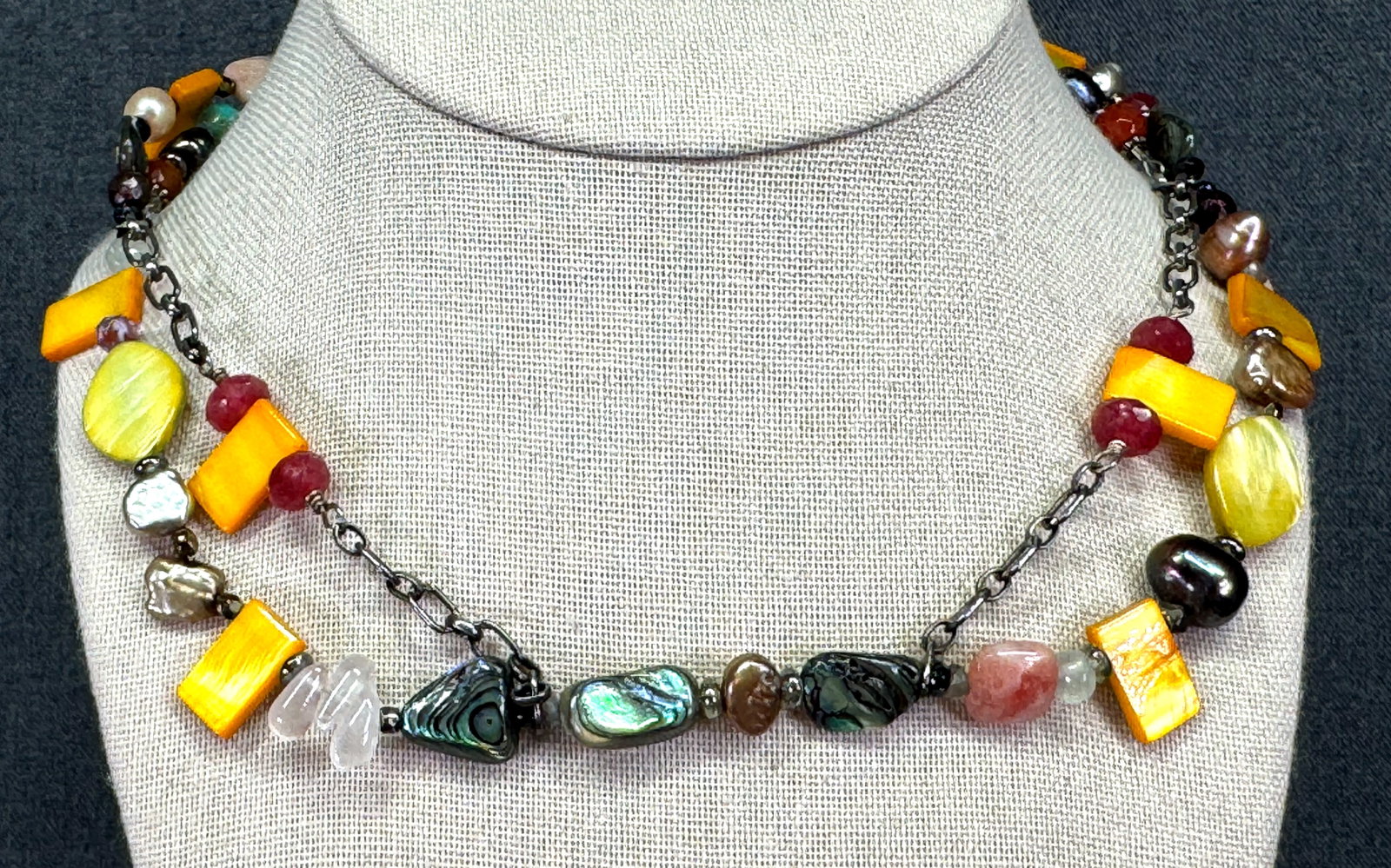Vintage glass. stones, mop, baroque pearls beads sterling silver wavy necklace. *d: Vintage glass. stones, mop, baroque pearls beads sterling silver wavy necklace. Unmarked. For measures please refer to the pictures taken with a measuring tape. Weight: 44 Grams IN HOUSE FLAT SHIPPING