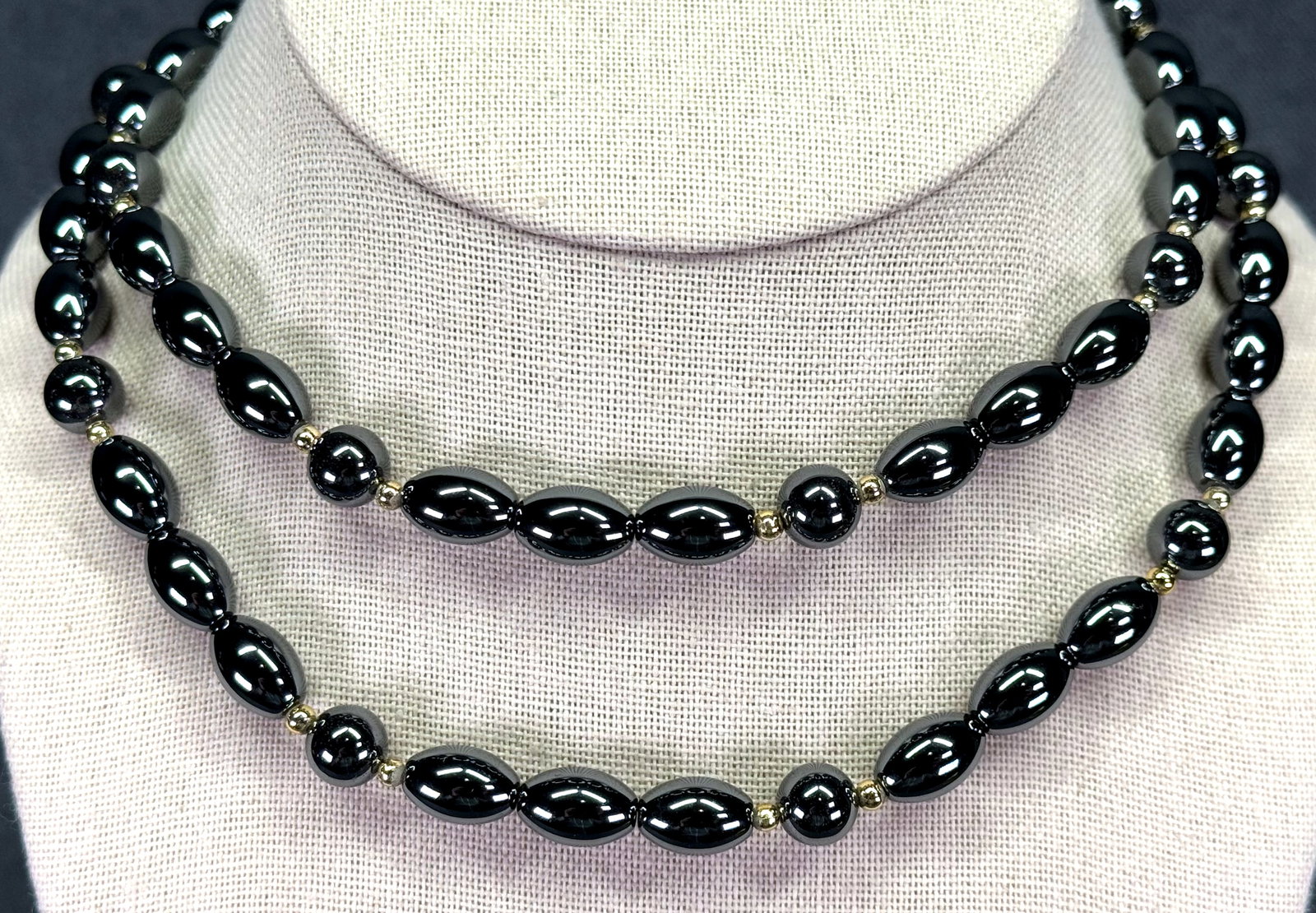 Vintage Metallic Hematite Oval Bead Necklace, Gold-Tone Spacers. *f: Vintage Metallic Hematite Oval Bead Necklace, Gold-Tone Spacers. Unmarked For measures please refer to the pictures taken with a measuring tape. Weight: 110 Grams. IN HOUSE FLAT SHIPPING & HANDLING CO