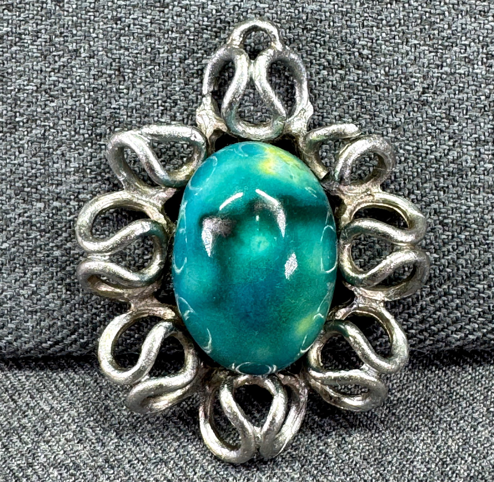 Vintage Glazed Green Turquoise Ceramic Openwork Ribbon Pendant. Silver-tone. *L: Vintage Glazed Green Turquoise Ceramic Openwork Ribbon Pendant. Silver-tone. Unmarked For measures please refer to the pictures taken with a measuring tape. Weight: 20 Grams. IN HOUSE FLAT SHIPPING & 