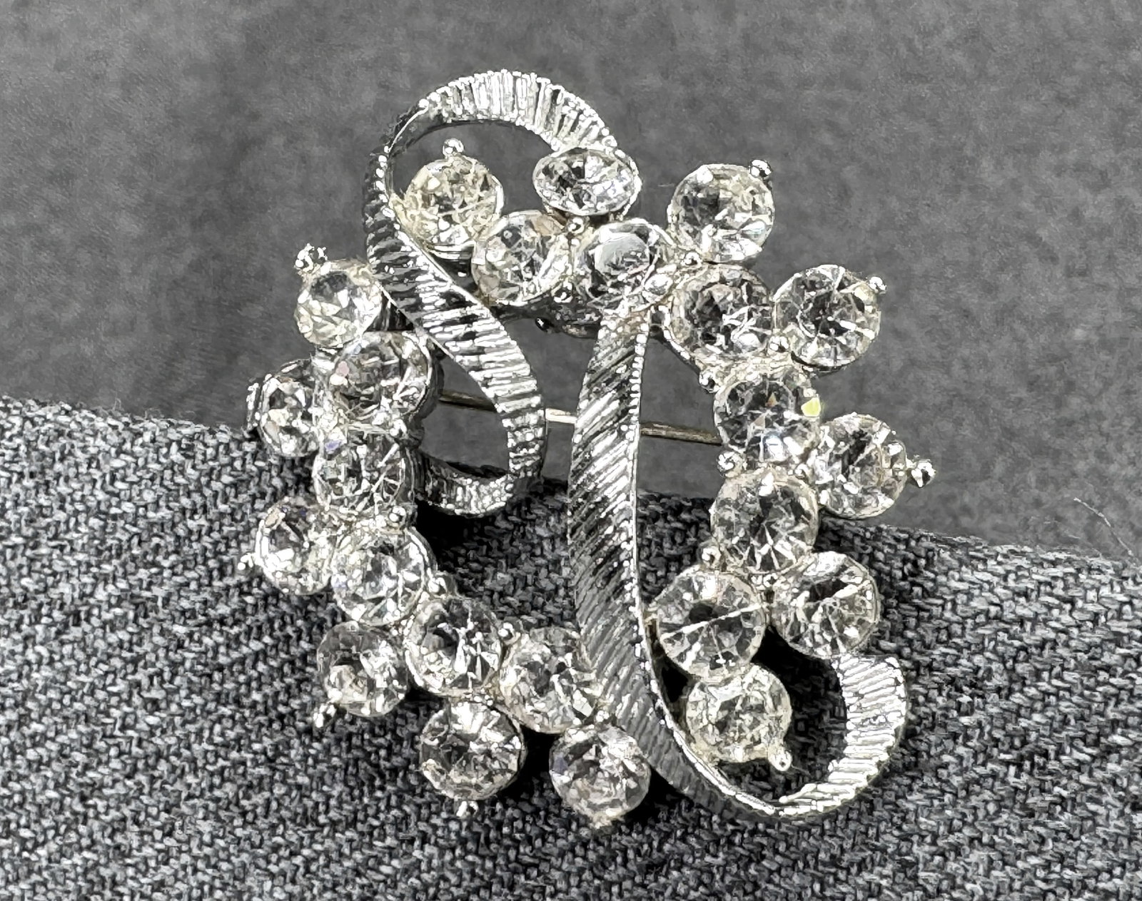 Vintage Eisenberg Style Clear Crystals Wreath Pin Brooch. *L (1 of 4)