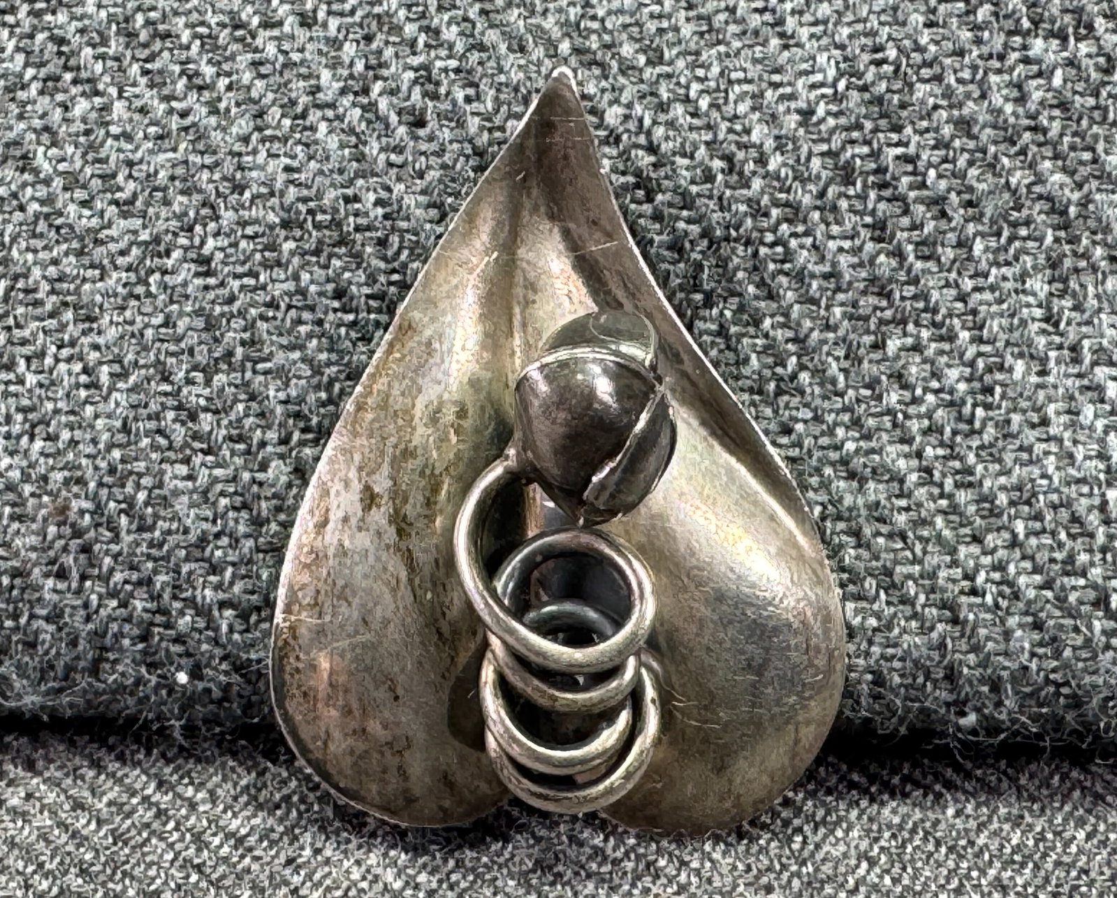 Vintage MCM modernist sterling silver leaf & flower single screw back earring #b: Vintage MCM modernist sterling silver leaf & flower single screw back earring. Marked sterling. For measures please refer to the pictures taken with a measuring tape. Weight: 2.96 Grams. IN HOUSE FLAT