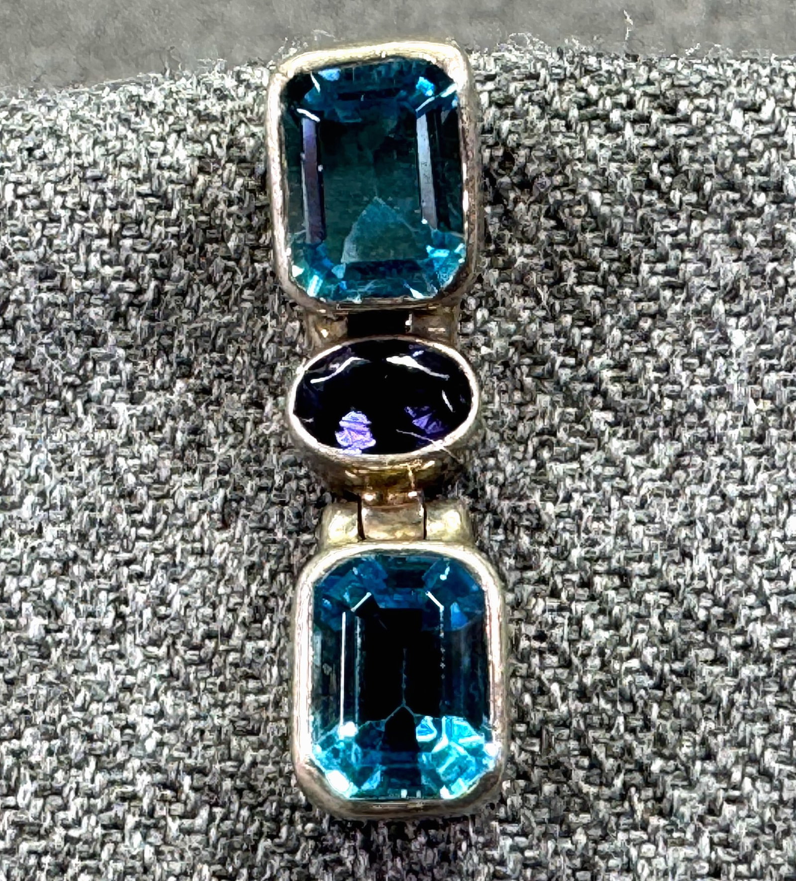Vintage artsy purple & turquoise bluish stone sterling silver single stud earring. #B: Vintage artsy purple & turquoise blue stone sterling silver single stud earring. Marked 925 and traces of a mark. < For measures please refer to the pictures taken with a measuring tape. Weight: 3.79 