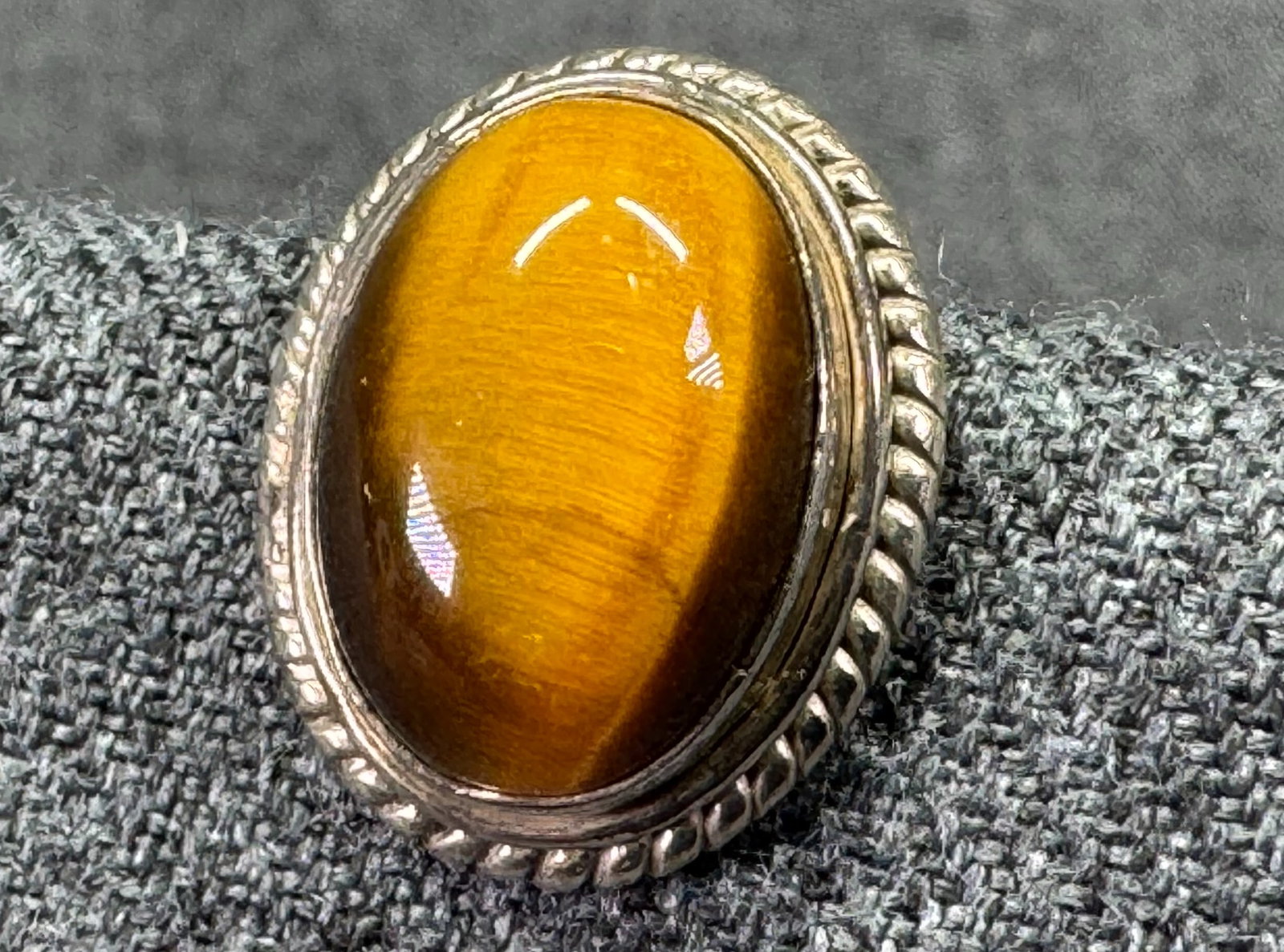 Vintage tiger eye cab sterling silver stud single earring. #B: Vintage tiger eye cab sterling silver stud single earring . Marked 925 . For measures please refer to the pictures taken with a measuring tape. Weight: 3.83 Grams. IN HOUSE FLAT SHIPPING & HANDLING CO