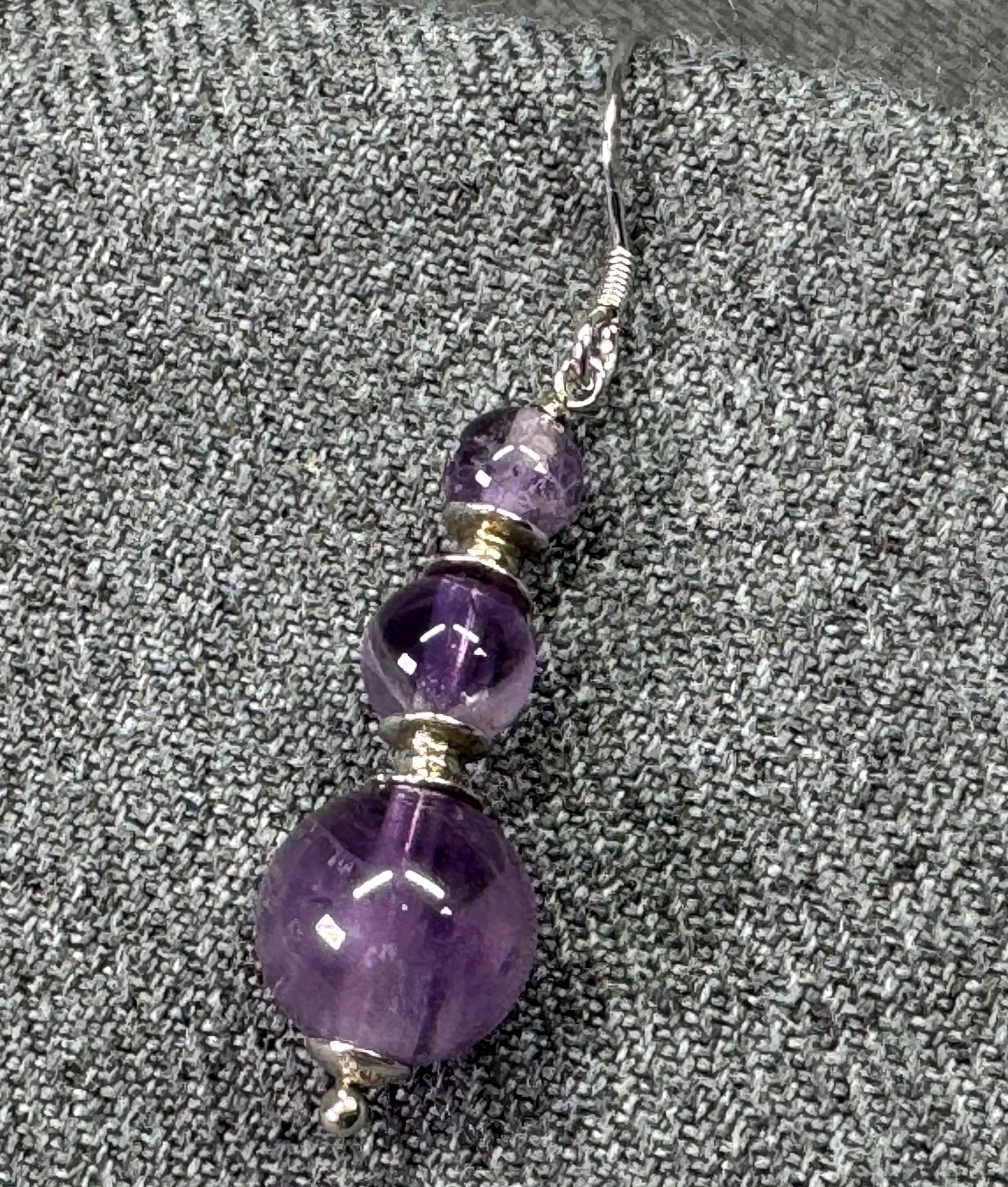 Vintage graduated amethyst beads sterling silver single hook earring. #B: Vintage graduated amethyst beads sterling silver single hook earring. Marked 925 . For measures please refer to the pictures taken with a measuring tape. Weight: 2.60 Grams. IN HOUSE FLAT SHIPPING & H