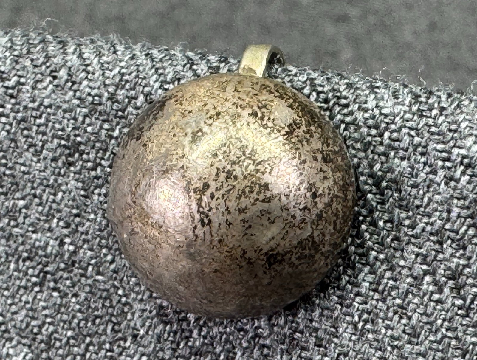 Vintage half bead sterling silver single screw back earring #B: Vintage half bead sterling silver single screw back earring. Unmarked. For measures please refer to the pictures taken with a measuring tape. Weight:2.50 Grams. IN HOUSE FLAT SHIPPING & HANDLING COST 