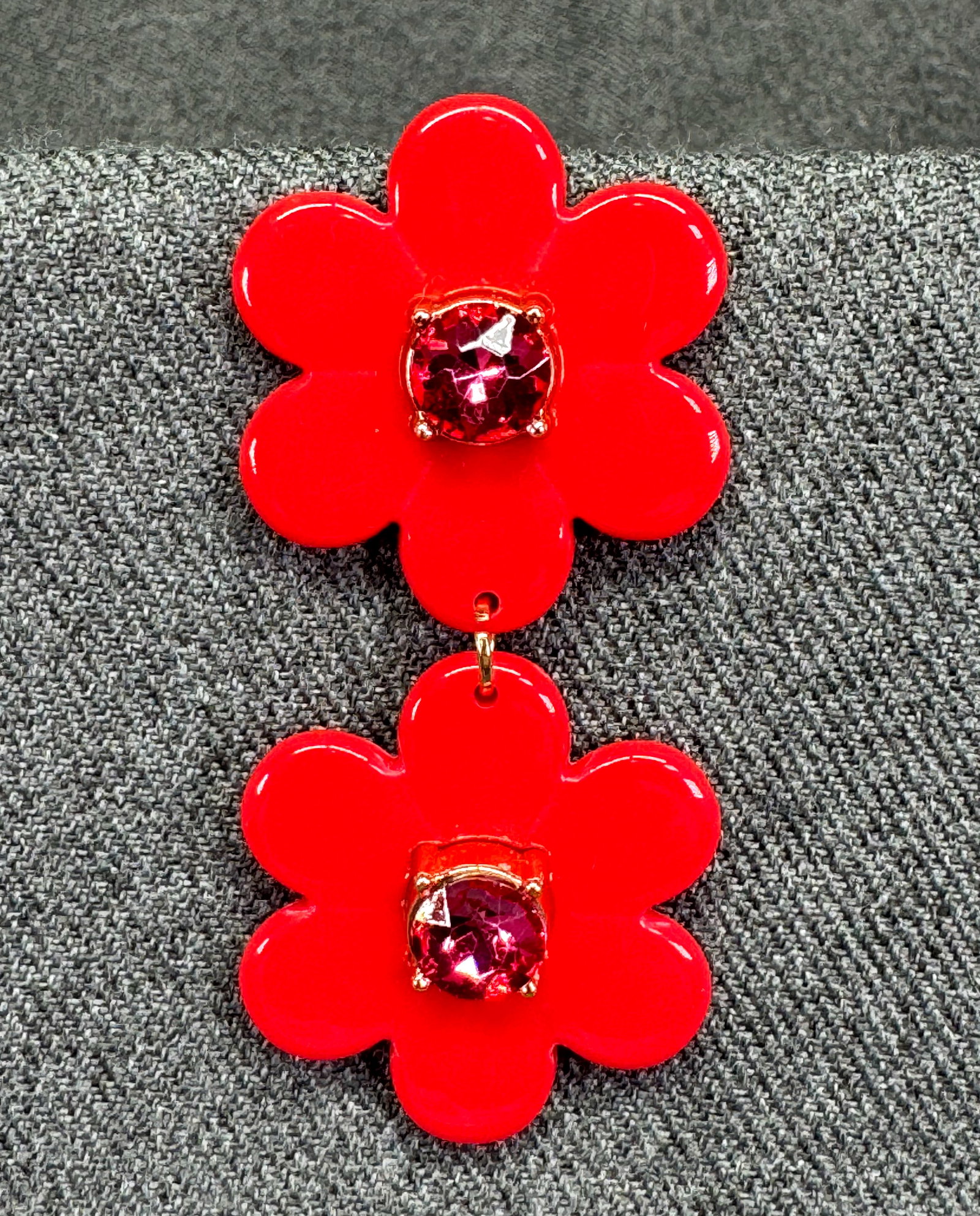 Kate Spade New York Single Stud Earring. Red Flower Floral Linear Dangle. X Target. *f: Kate Spade New York Single Stud Earring. Red Flower Floral Linear Dangle. X Target. Marked. For measures please refer to the pictures taken with a measuring tape. Weight: 9 Grams. IN HOUSE FLAT SHIPPI