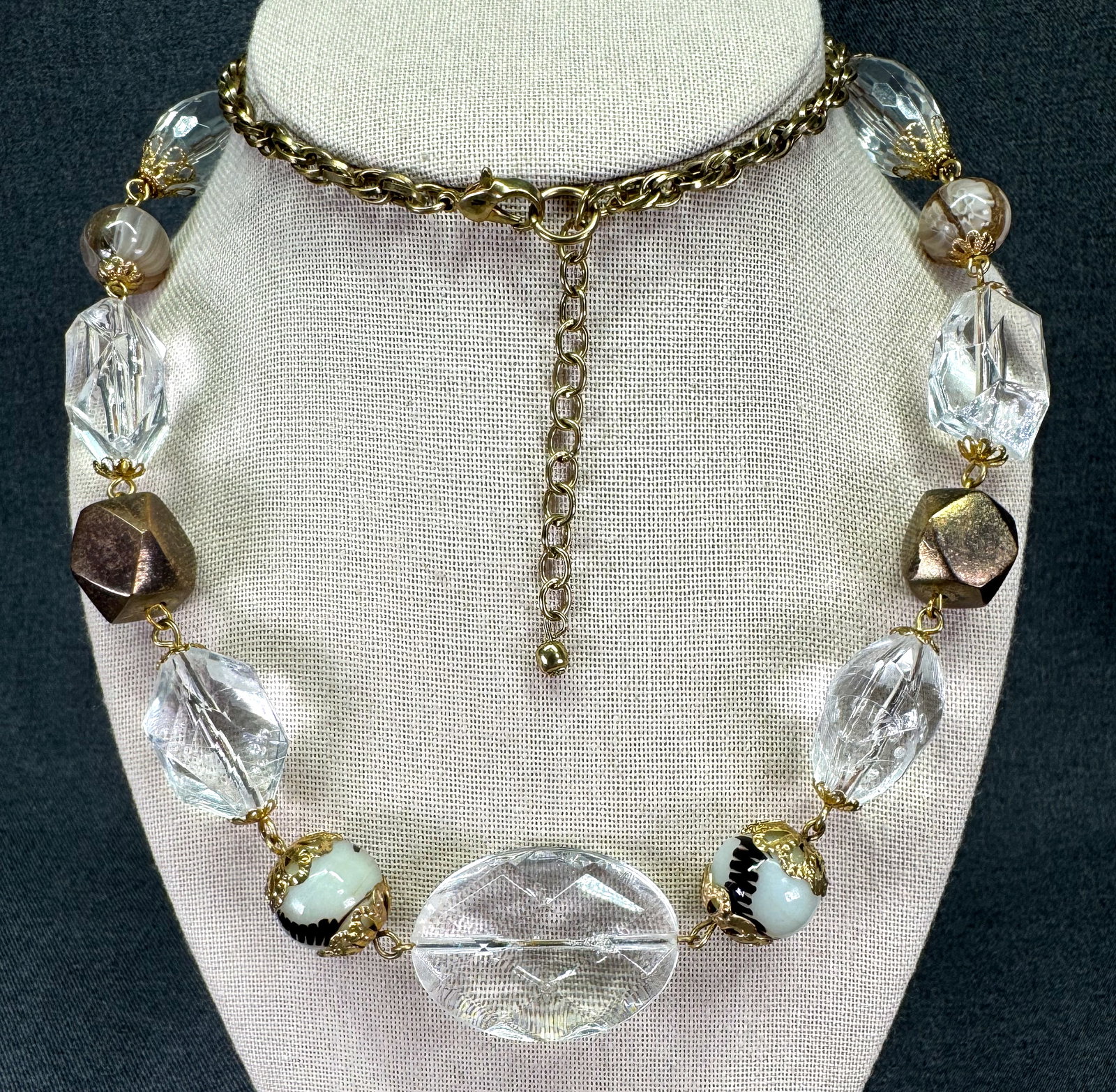 Vintage 90s Chunky Mixed Beads Statement Necklace. *f: Vintage-Style Chunky Mixed-Media Statement Necklace. Lucite, Resin, gold-tone metal, Unmarked. For measures please refer to the pictures taken with a measuring tape. Weight: 78 Grams. IN HOUSE FLAT SH