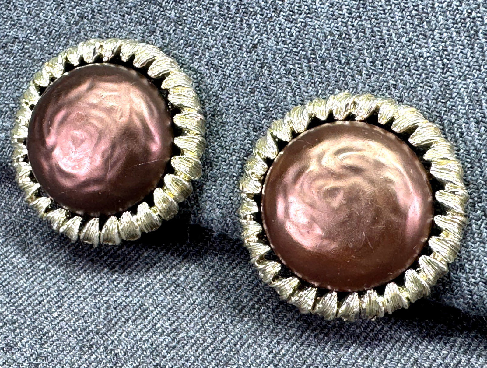 Vintage pearly brown gold-toned flower clip earrings: Vintage pearly brown gold-toned flower clip earrings. Unmarked For measures please refer to the pictures taken with a measuring tape. Weight: 31 Grams. For measures please refer to the pictures taken 