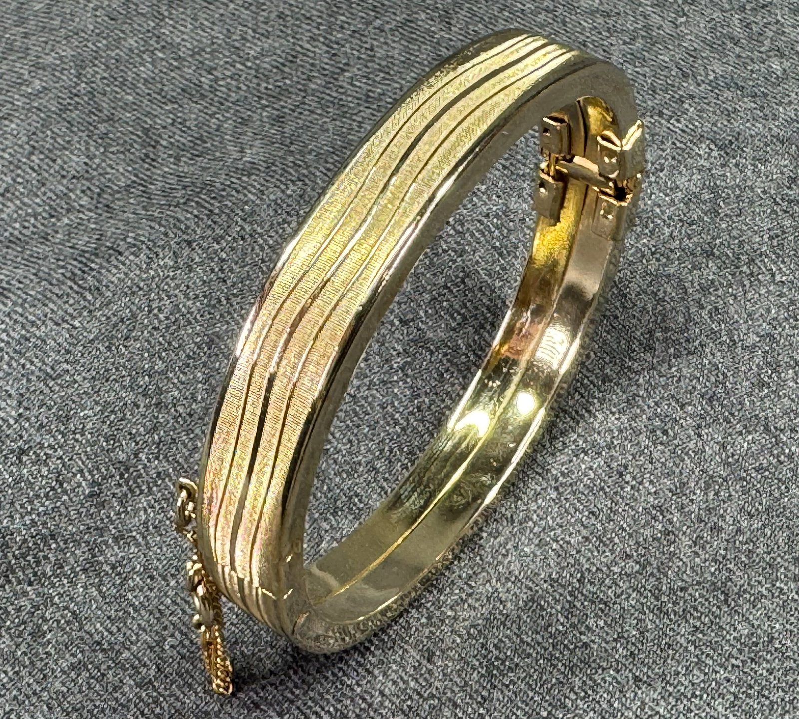 Vintage Coro Textured Gold-Tone Hinged Bangle Bracelet with Safety Chain . *L: Vintage Coro Textured Gold-Tone Hinged Bangle Bracelet with Safety Chain . Marked For measures please refer to the pictures taken with a measuring tape. Weight: 24 Grams. IN HOUSE FLAT SHIPPING & HAND