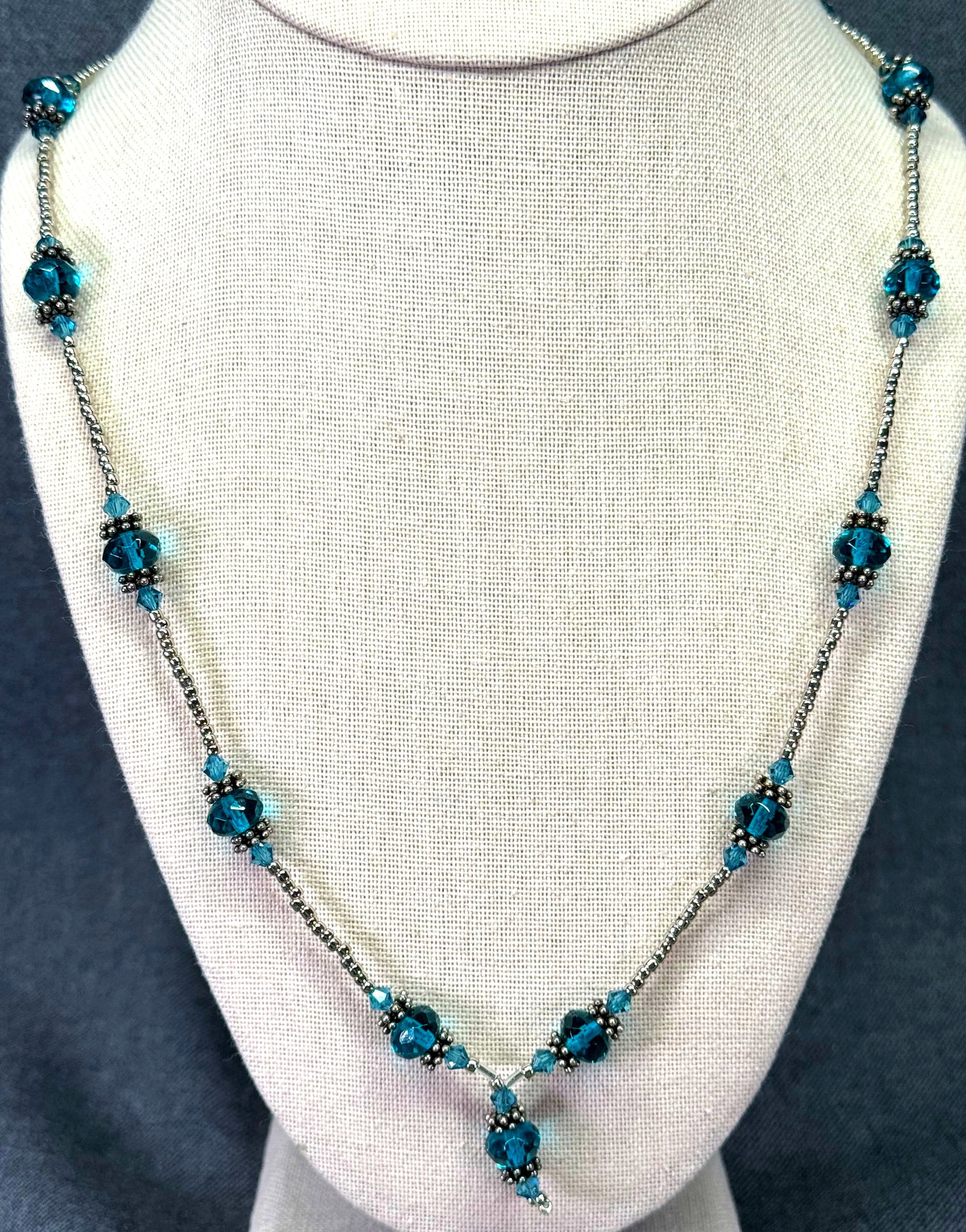 Vintage teal faceted crystals silver-toned beaded necklace with dangle: IN HOUSE FLAT SHIPPING & HANDLING COST WITHIN ALL THE U.S. : $7 To bypass LiveShipping, and use our In-House shipping service for $7 or shipping combined for multiple lots, please select “Arrang