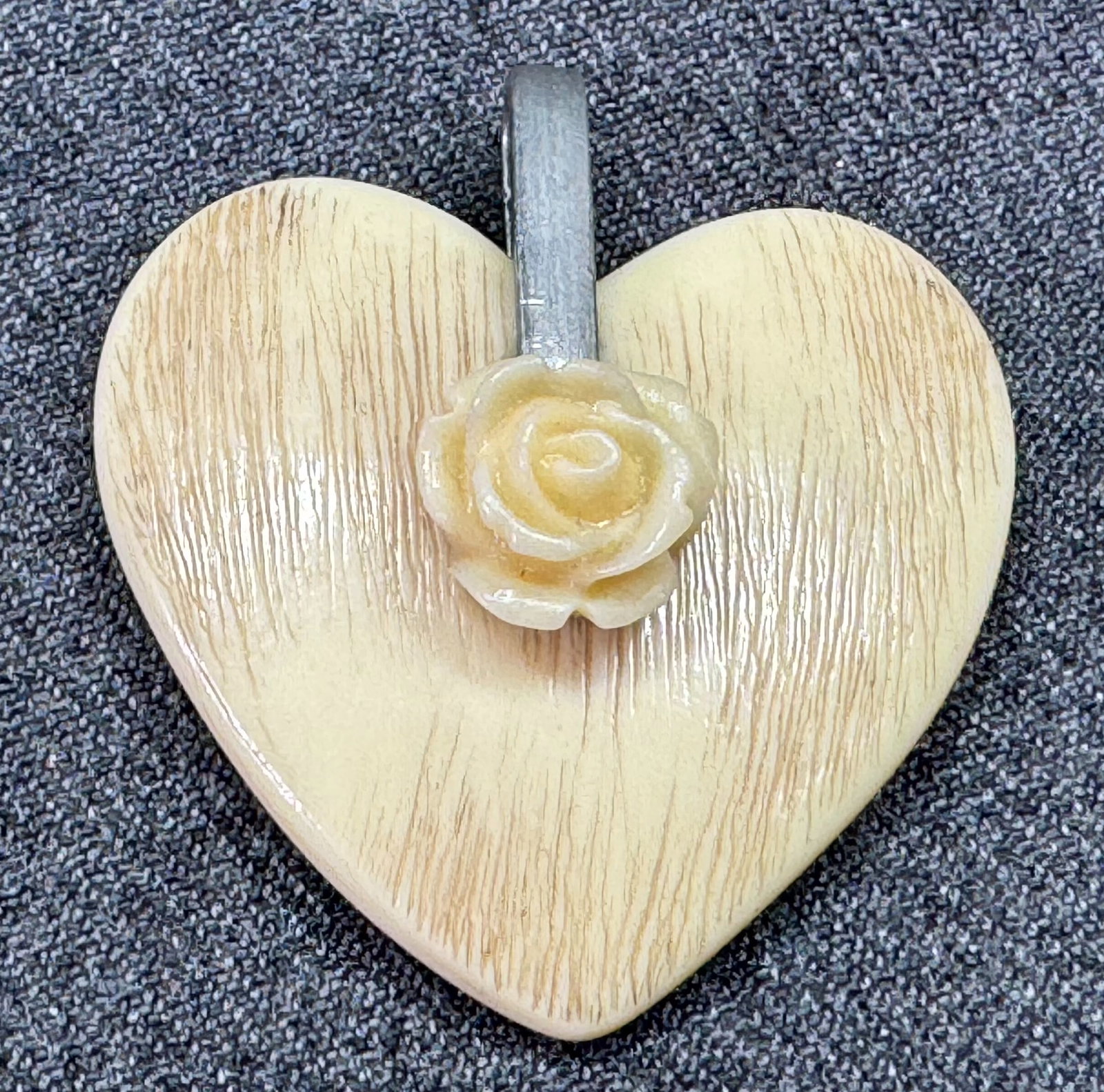Vintage creamy celluloid applied flower heart pendant. #B (1 of 4)