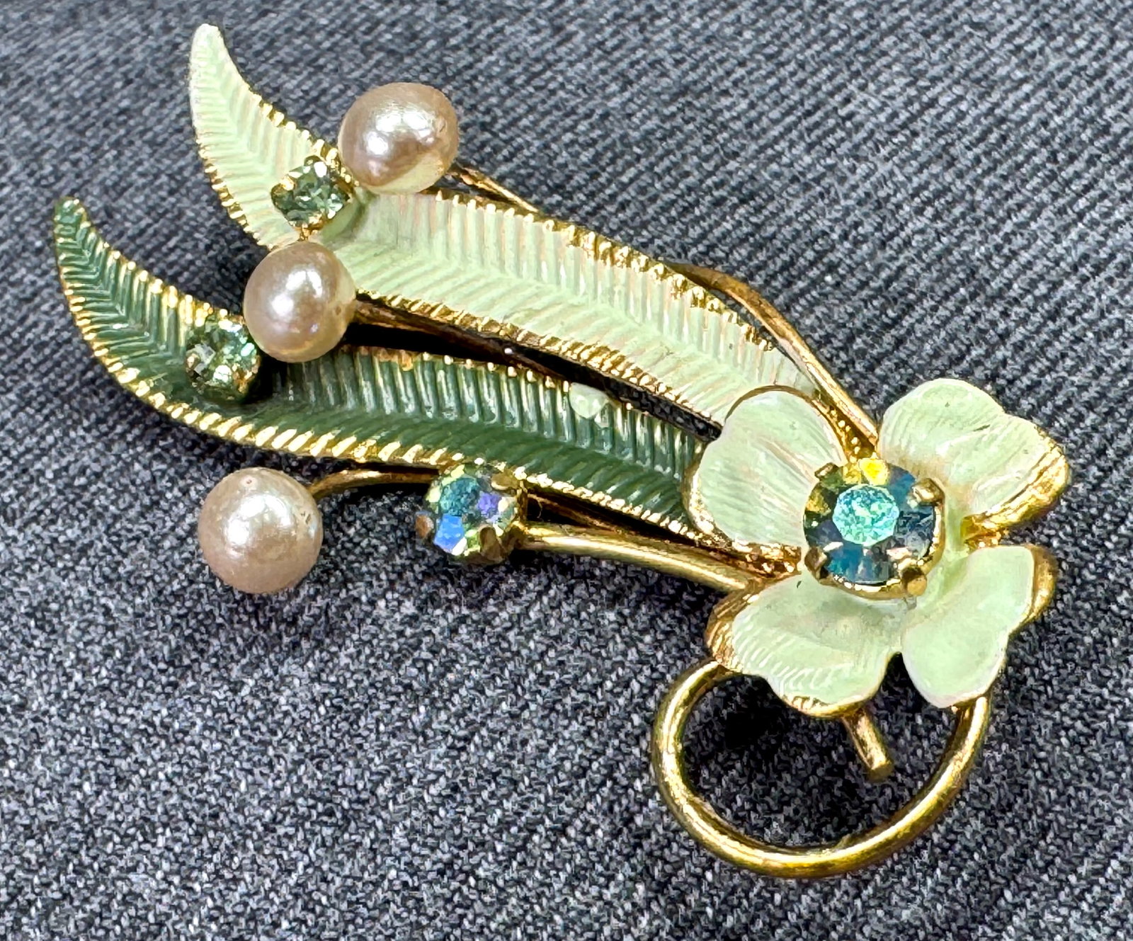 Vintage Austrian crystas, pearly enamel metal floral brooch pin: Vintage Austrian crystas, pearly enamel metal floral brooch pin. Marked. For measures please refer to the pictures taken with a measuring tape. Weight: 7 Grams. IN HOUSE FLAT SHIPPING & HANDLING COST 