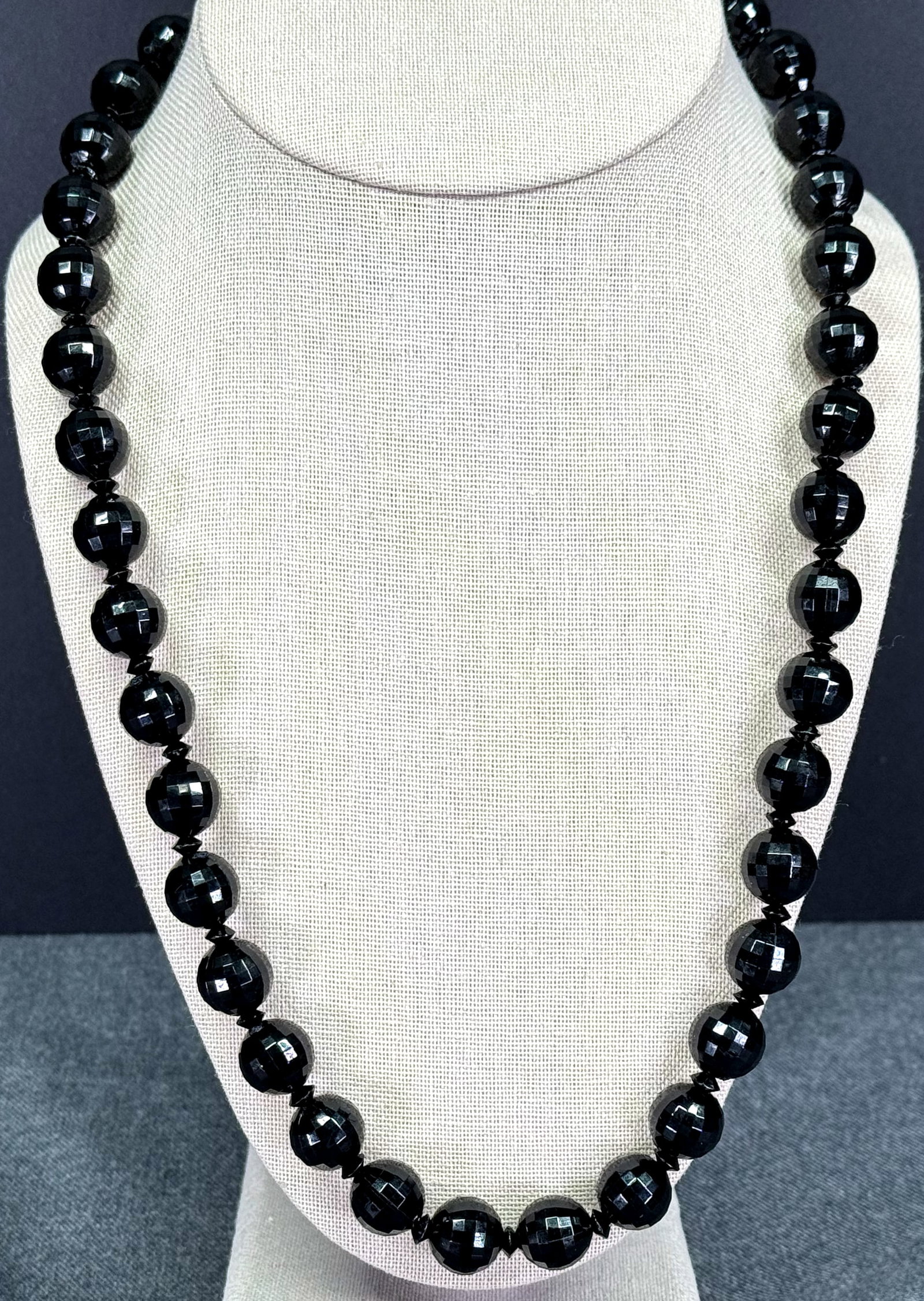 Vintage faceted black plastic beaded necklace: IN HOUSE FLAT SHIPPING & HANDLING COST WITHIN ALL THE U.S. : 7 To bypass LiveShipping, and use our In-House shipping service for 7 or shipping combined for multiple lots, please select “Arrange 