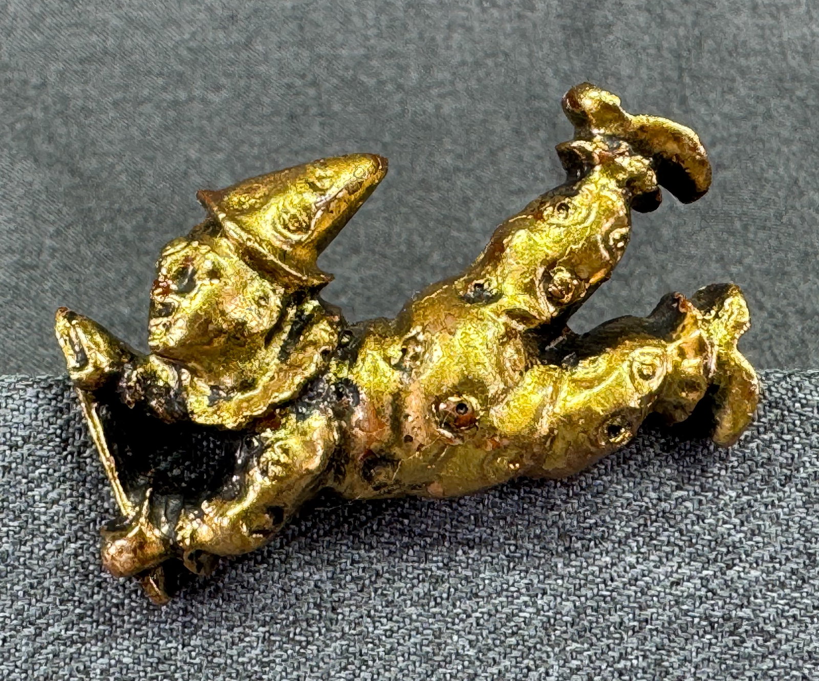 Vintage Gilt wood Carving Tumbling Circus Clown Pin Brooch. *L: Vintage Gilt wood Carving Tumbling Circus Clown Pin Brooch. Unmarked. For measures please refer to the pictures taken with a measuring tape. Weight: 9 Grams. IN HOUSE FLAT SHIPPING & HANDLING COST WIT