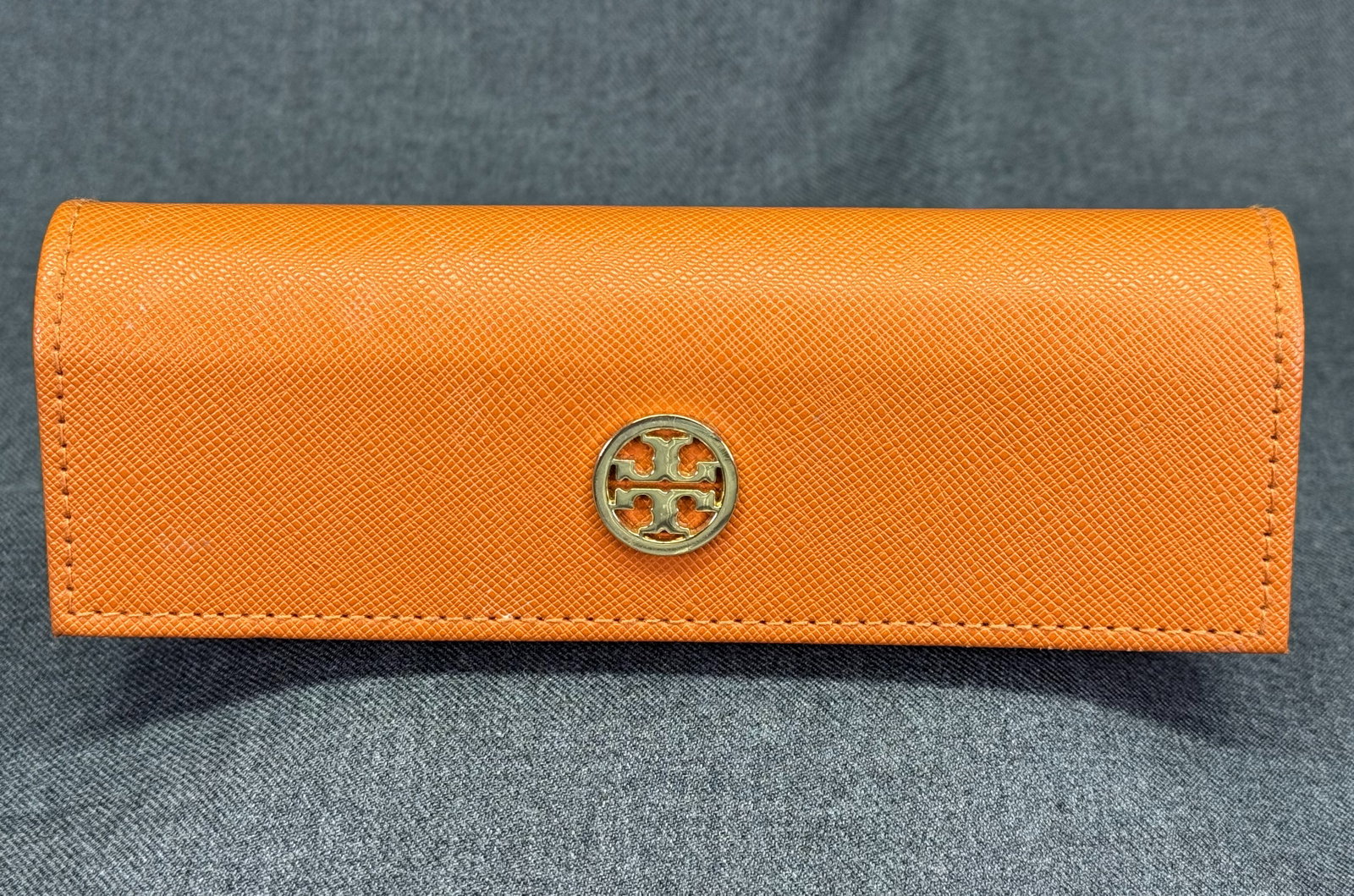 Tory Burch Sunglasses Case. Orange Faux Leather Medallion Logo. Case ONLY *f: Tory Burch Sunglasses Case. Orange Faux Leather Medallion Logo. Case ONLY. For measures please refer to the pictures taken with a measuring tape. Weight: 65 Grams. IN HOUSE FLAT SHIPPING & HANDLING CO