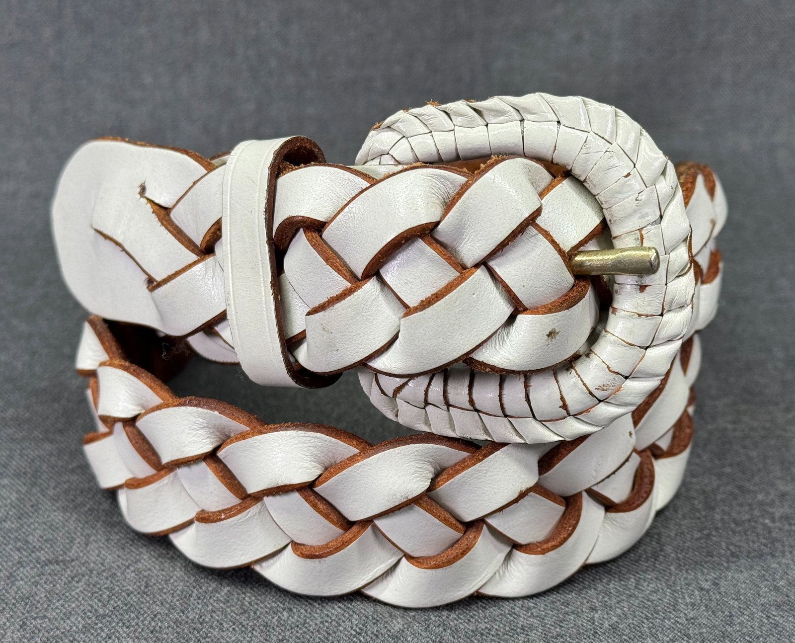 George Von Rein woven genuine leather white belt. *d: George Von Rein woven genuine leather white belt. Size 32 . For measures please refer 156 Grams IN HOUSE FLAT SHIPPING & HANDLING COST WITHIN ALL THE U.S. : $8. To bypass LiveShipping, and use our In-